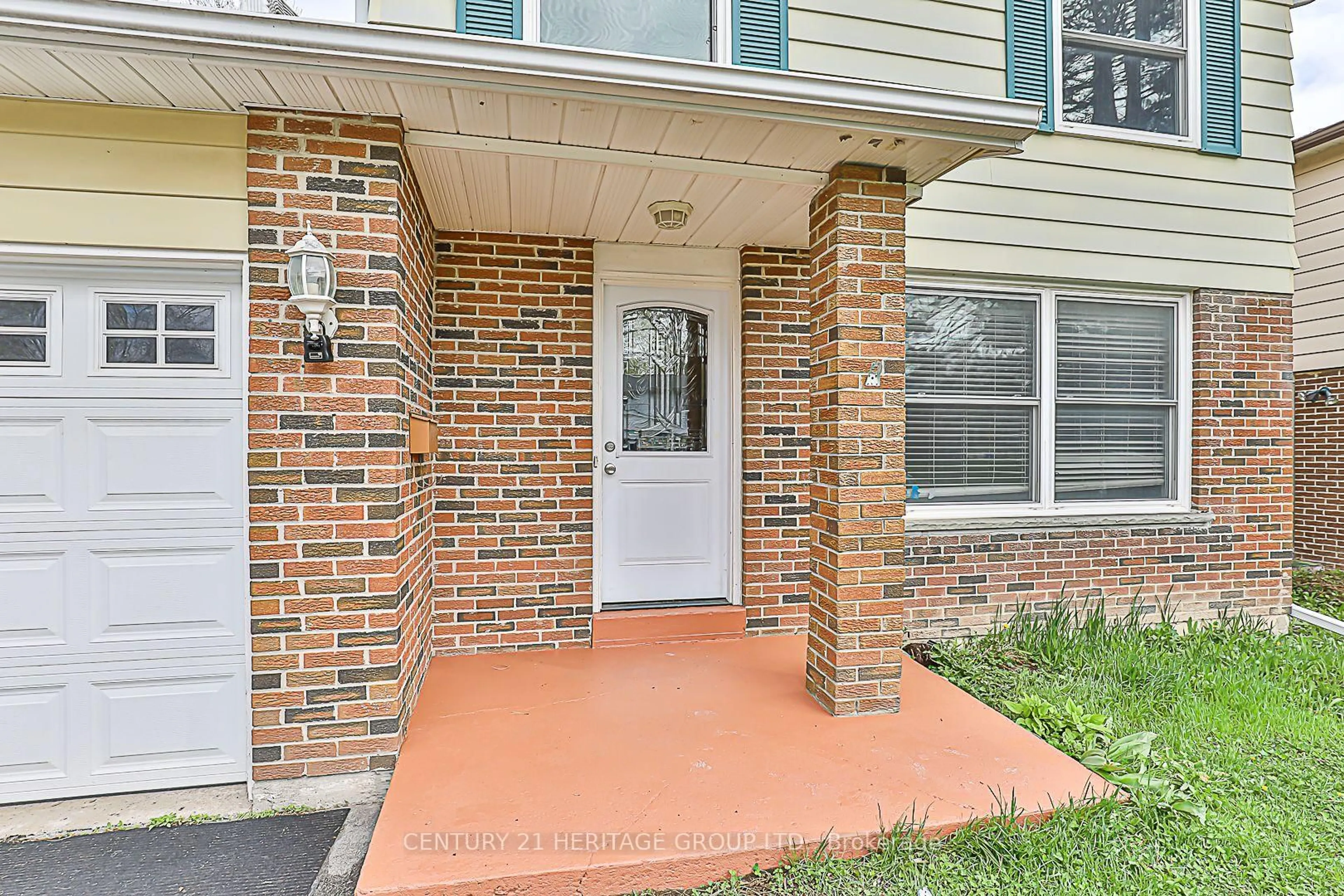 Indoor entryway for 143 Beswick Dr, Newmarket Ontario L3Y 1E8