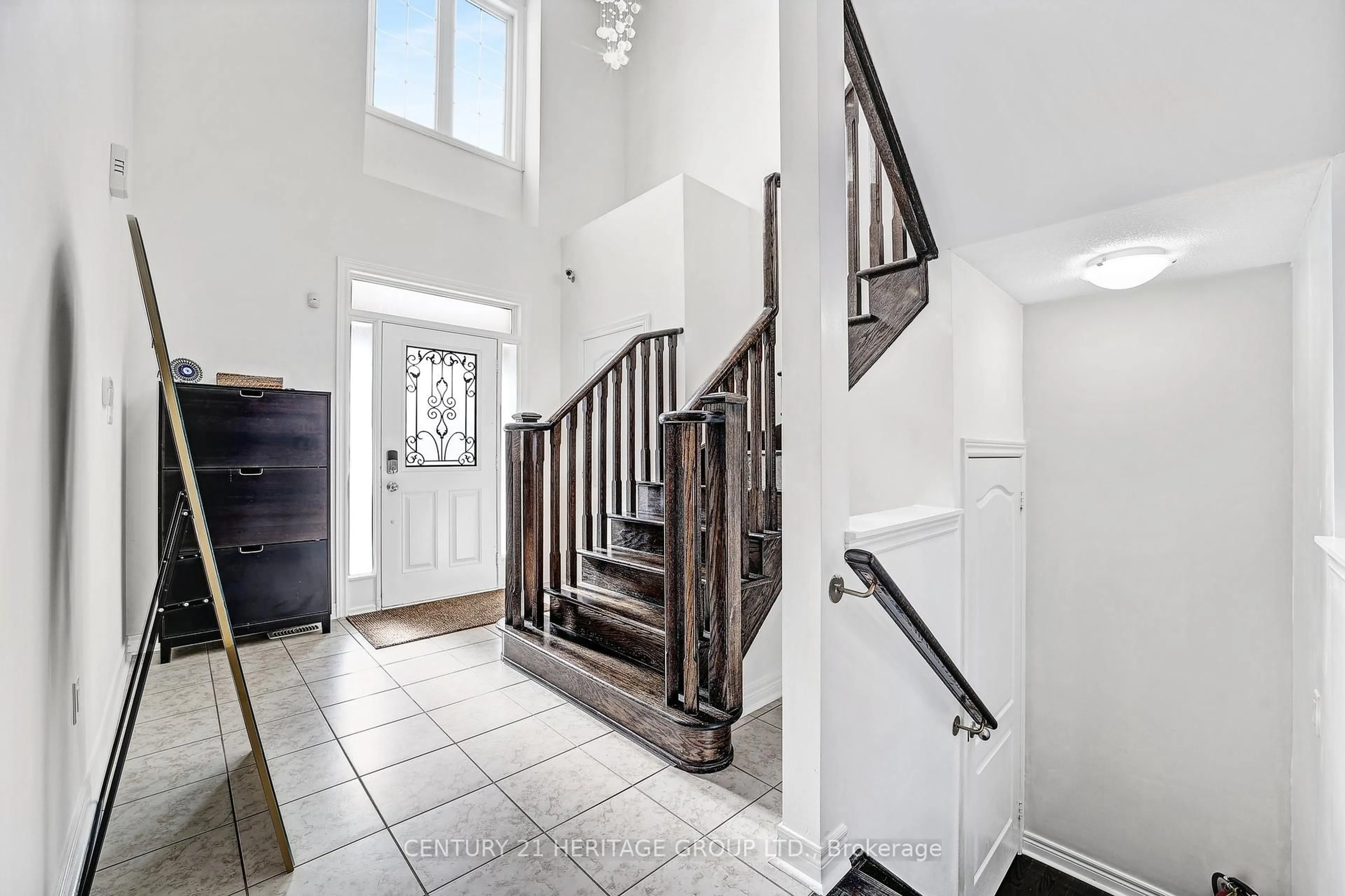 Indoor foyer for 32 Amberwing Landing, Bradford West Gwillimbury Ontario L3Z 0H9