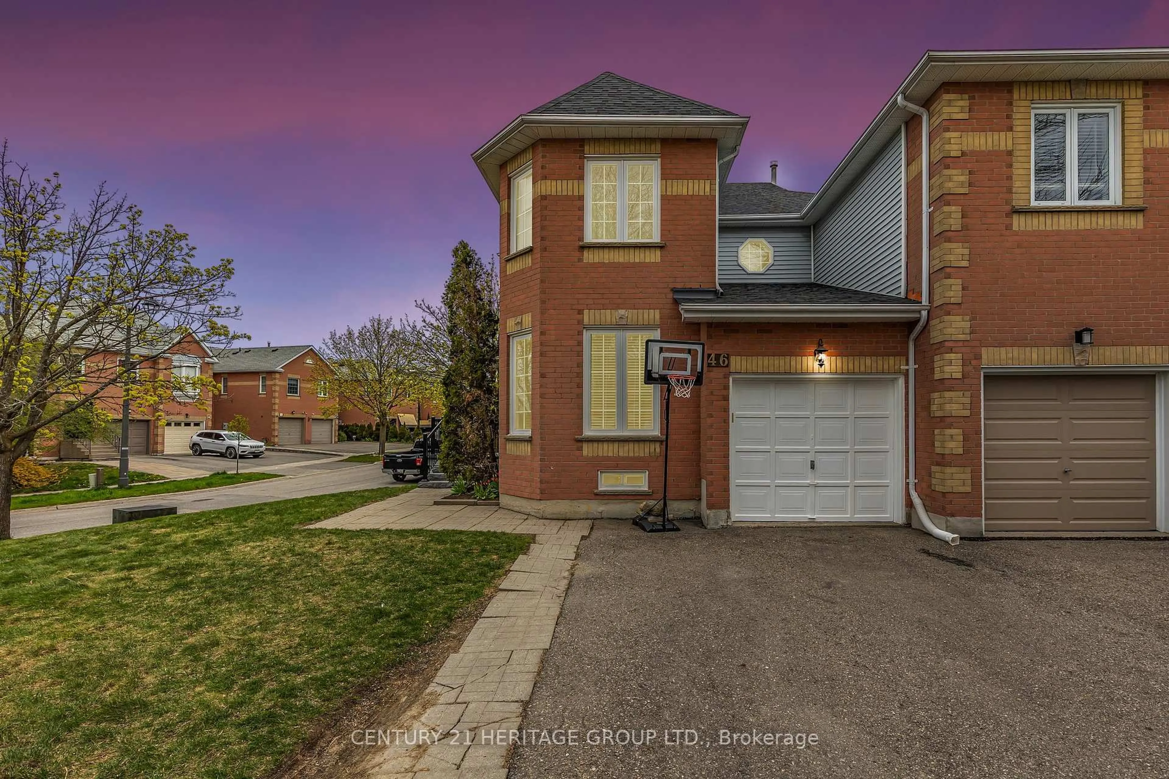 A pic from outside/outdoor area/front of a property/back of a property/a pic from drone, street for 46 Covent Cres, Aurora Ontario L4G 6T3