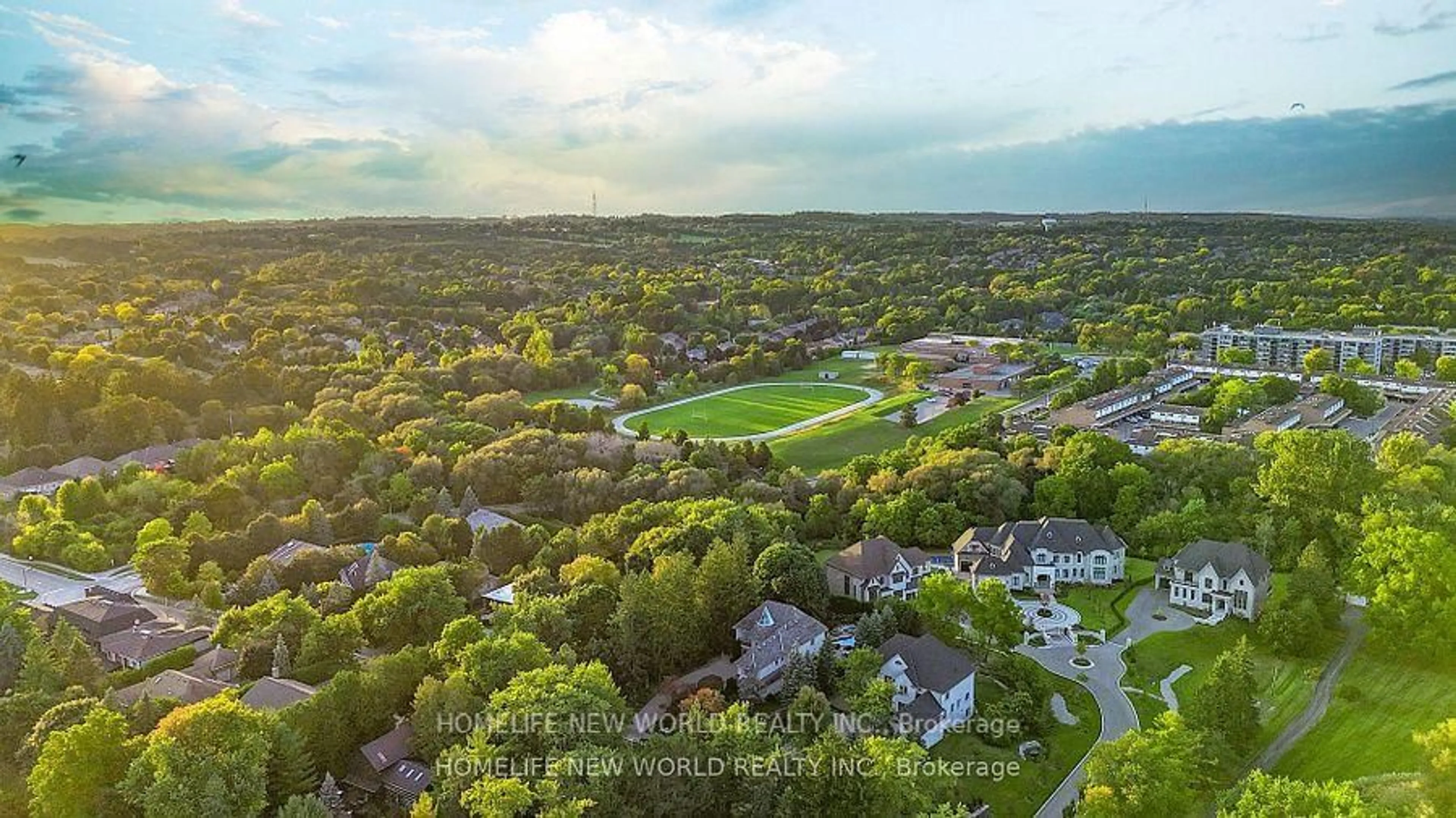 A pic from outside/outdoor area/front of a property/back of a property/a pic from drone, unknown for 198 Kennedy St, Aurora Ontario L4G 2L7