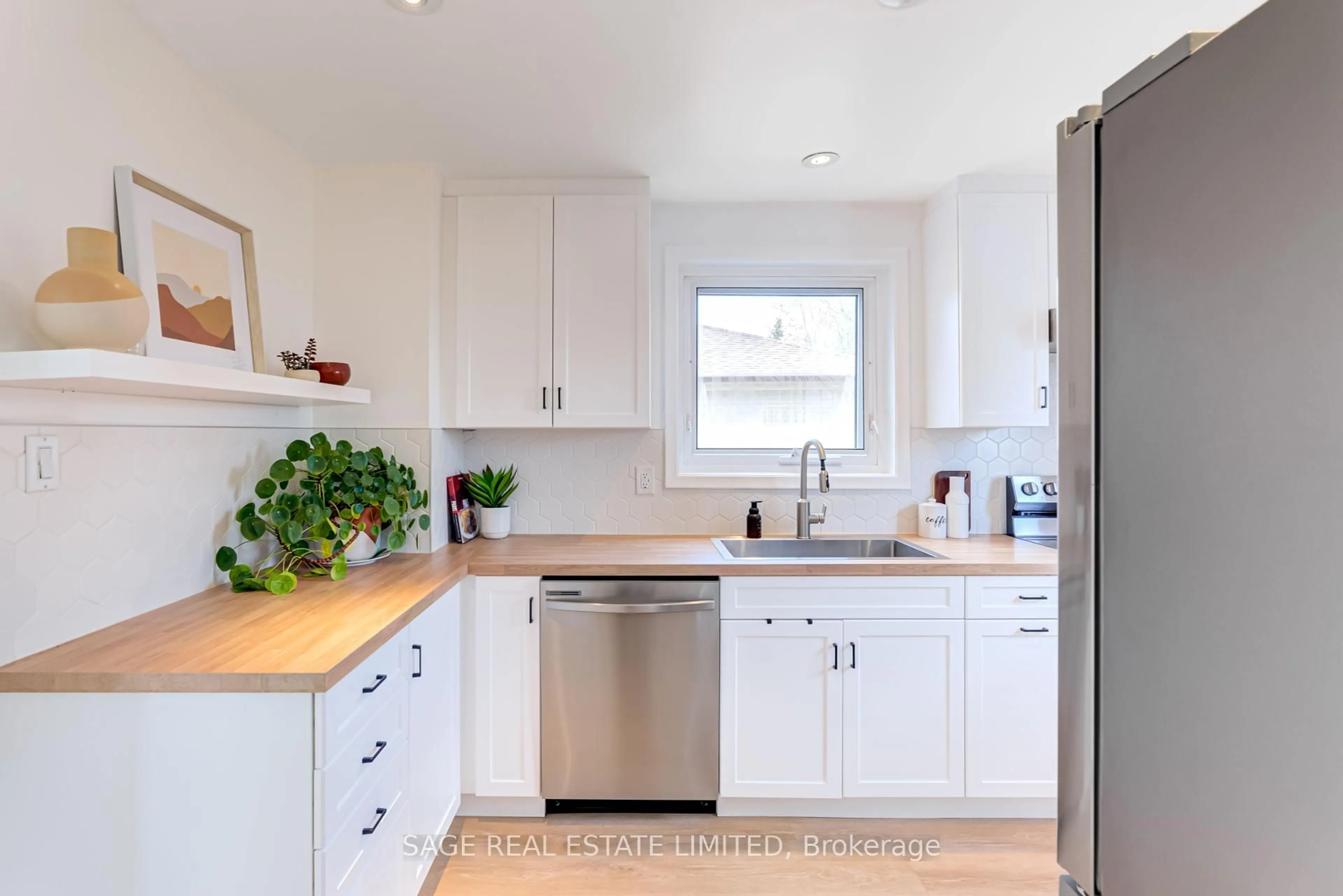 Open concept kitchen, unknown for 128 Murray Dr, Aurora Ontario L4G 2C5