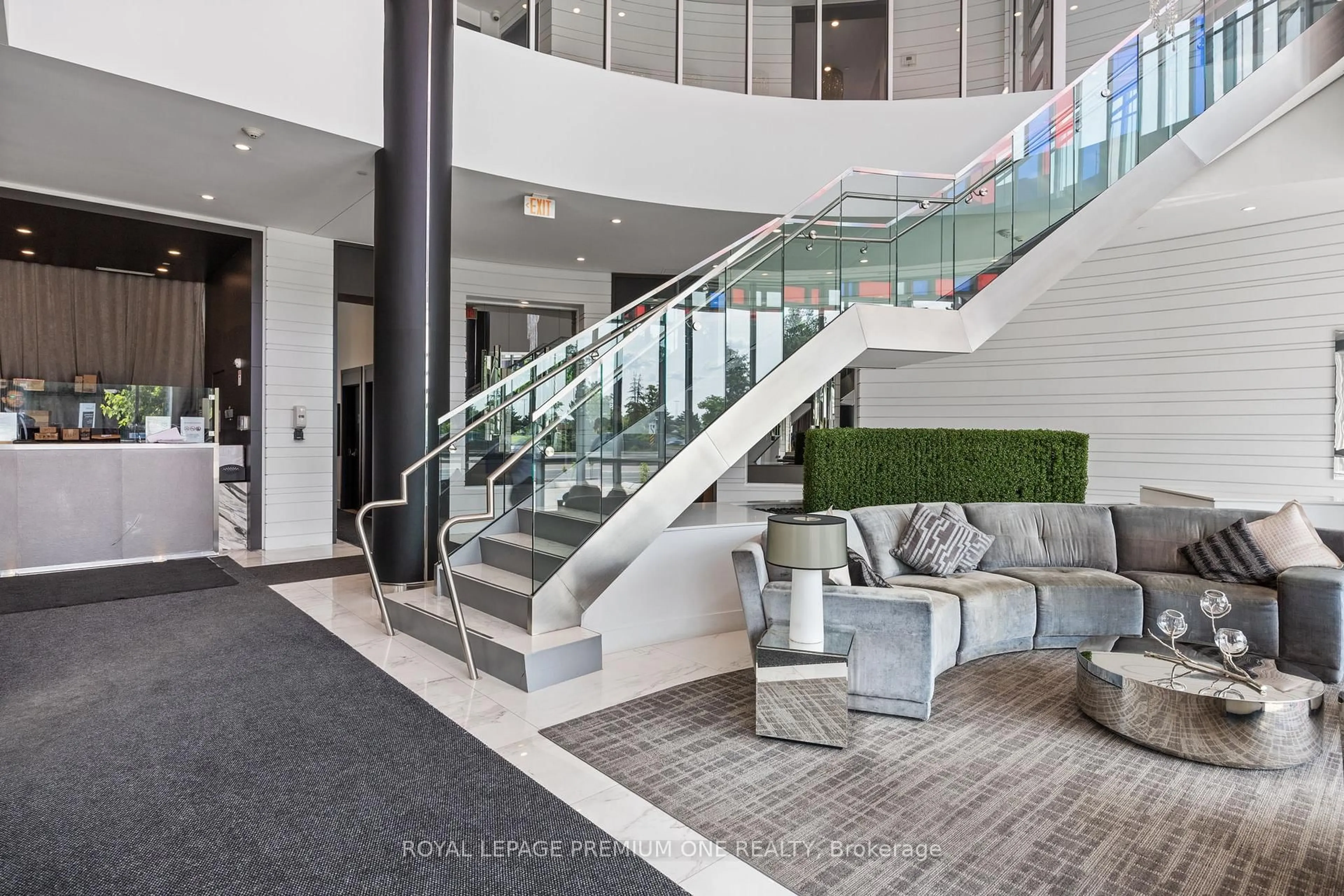 Indoor foyer for 9471 Yonge St #1514, Richmond Hill Ontario L4C 0Z5