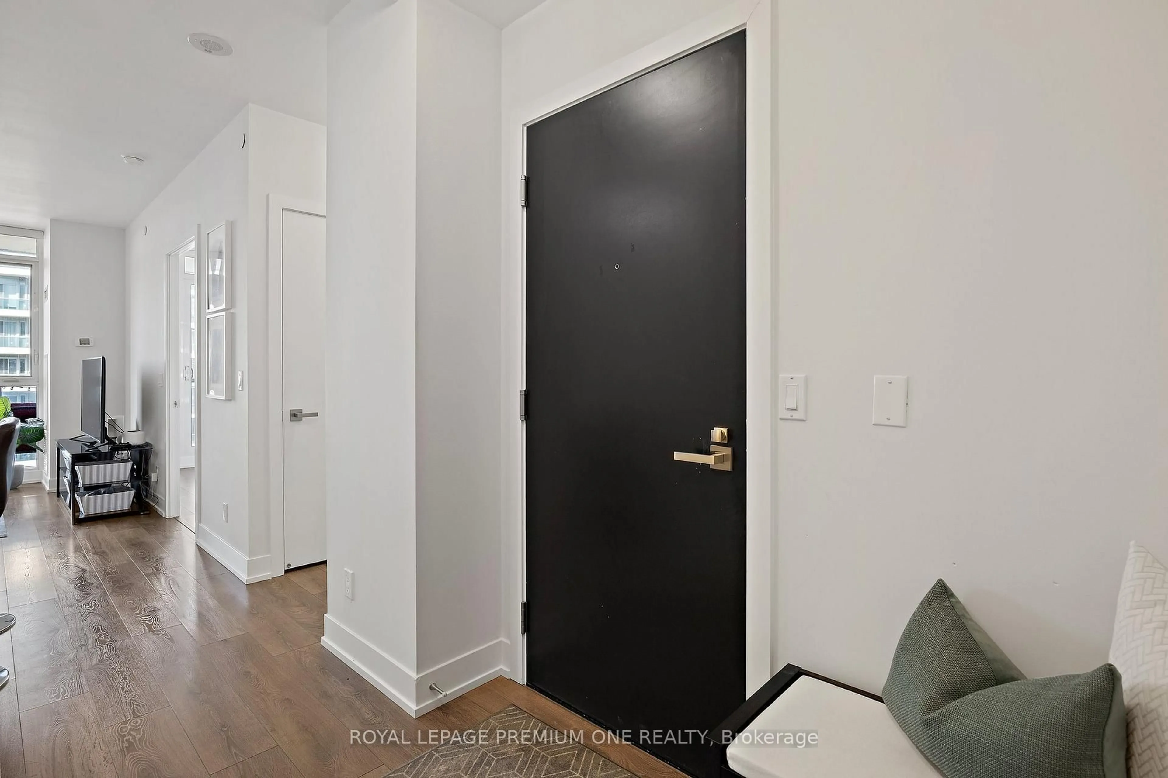 Indoor entryway for 9471 Yonge St #1514, Richmond Hill Ontario L4C 0Z5