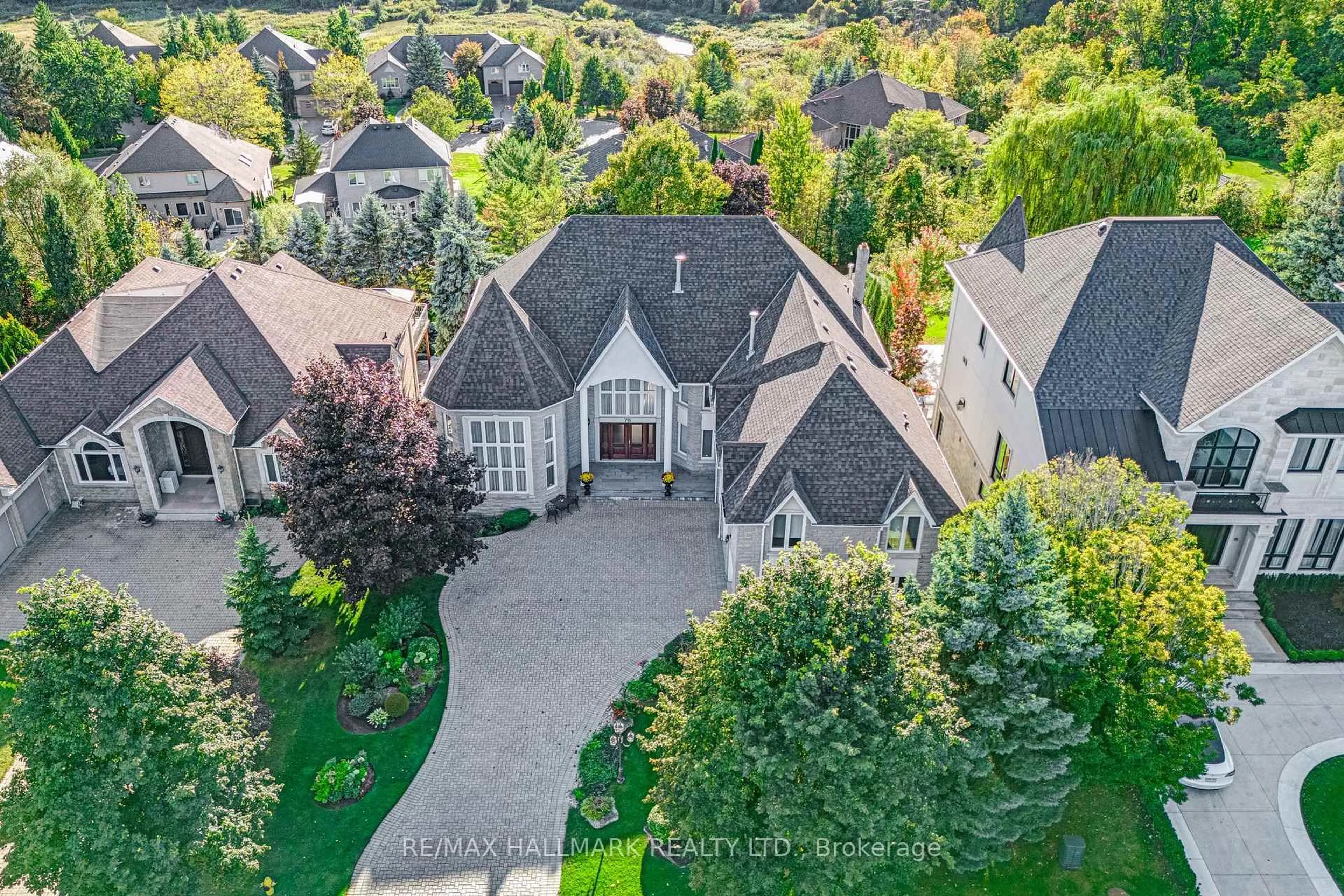 A pic from outside/outdoor area/front of a property/back of a property/a pic from drone, street for 76 Deerchase Circ, Vaughan Ontario L4H 1B4