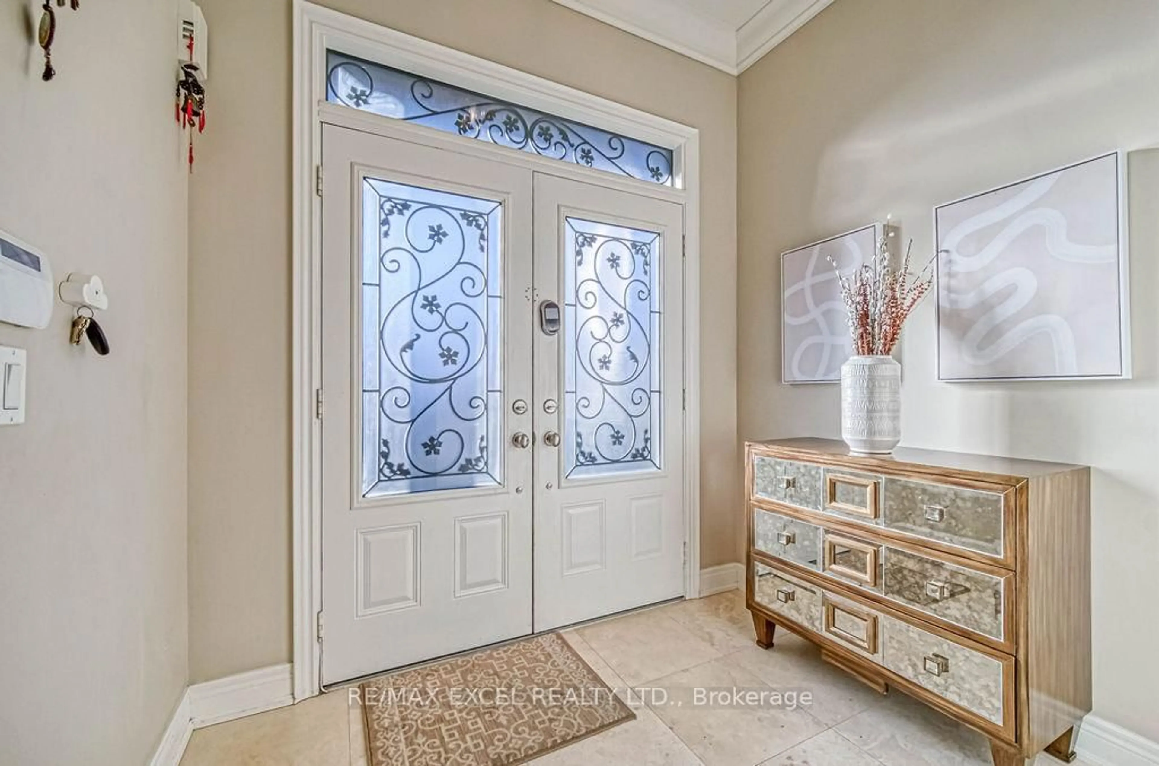 Indoor entryway for 166 Townsgate Dr, Vaughan Ontario L4J 8J5