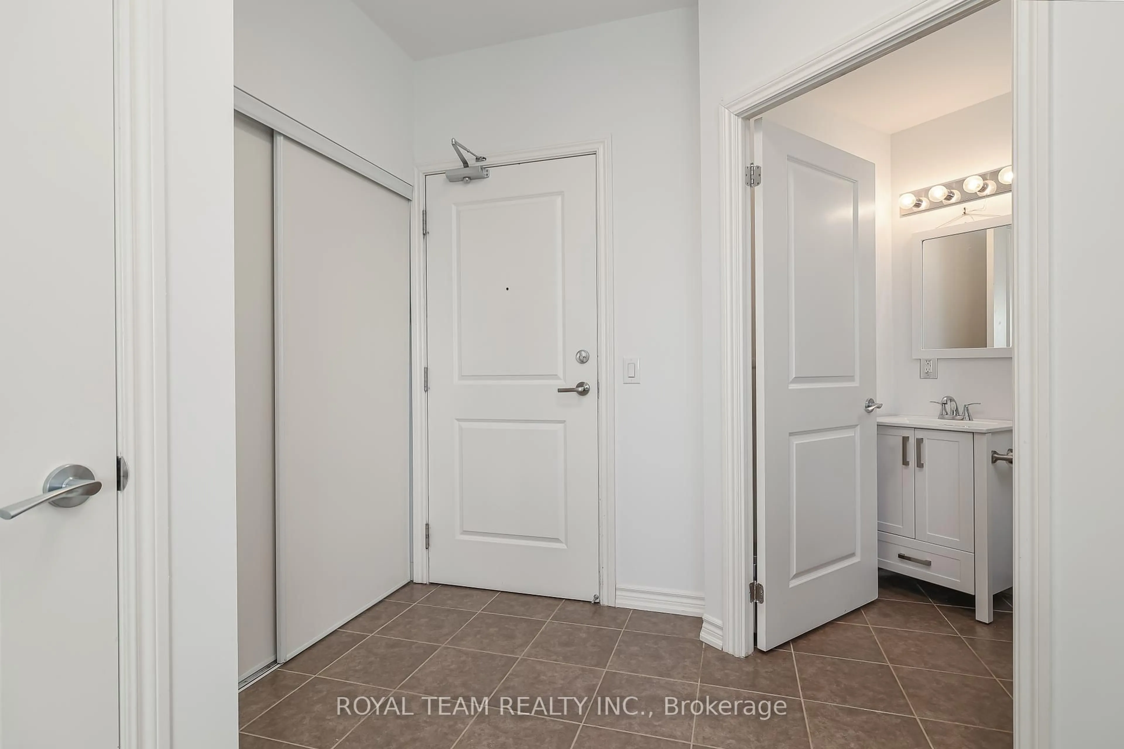 Indoor entryway for 7730 Kipling Ave #905, Vaughan Ontario L4L 1Y9