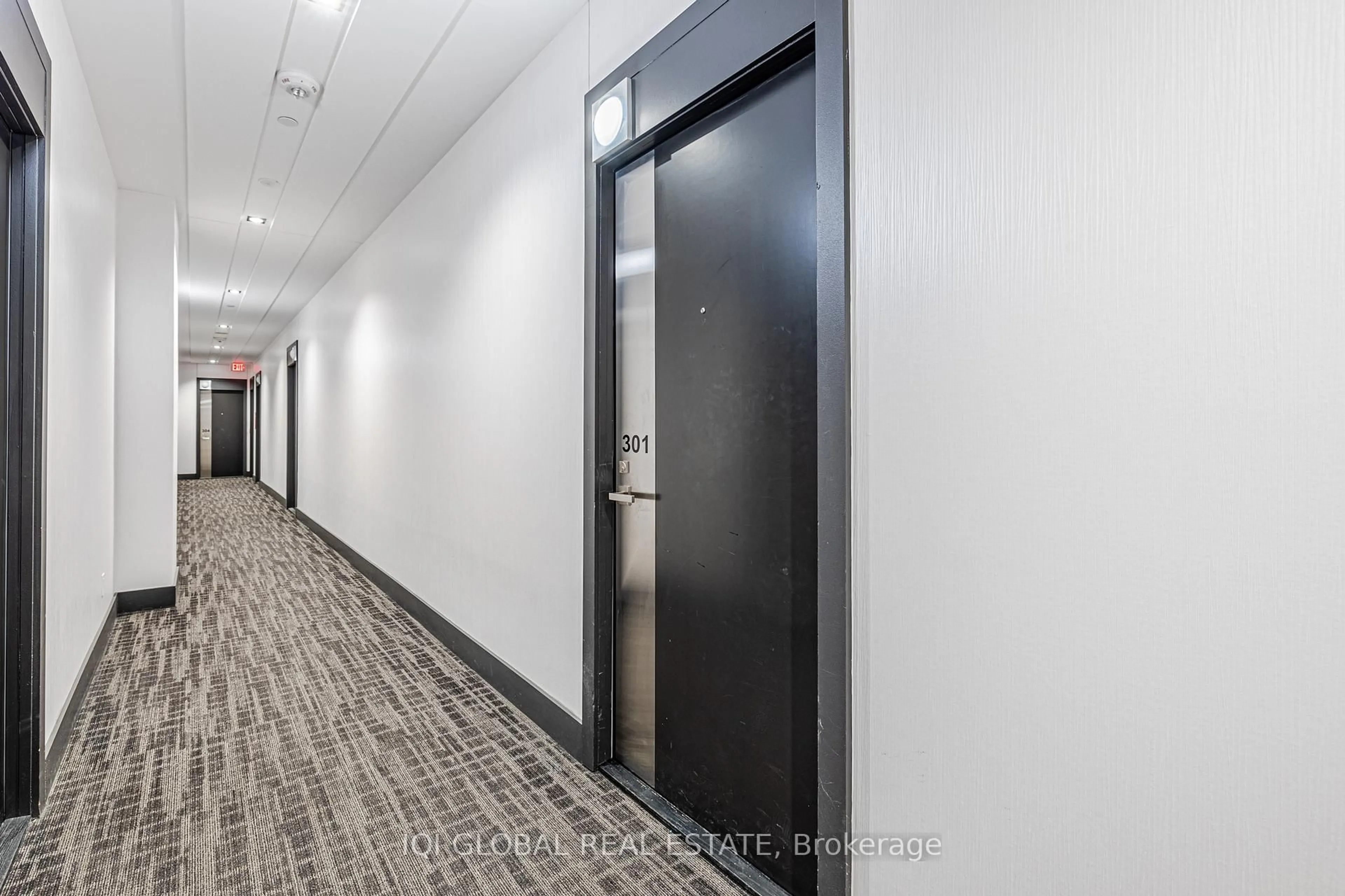 Indoor foyer for 9471 Yonge St #301, Richmond Hill Ontario L4C 1V4