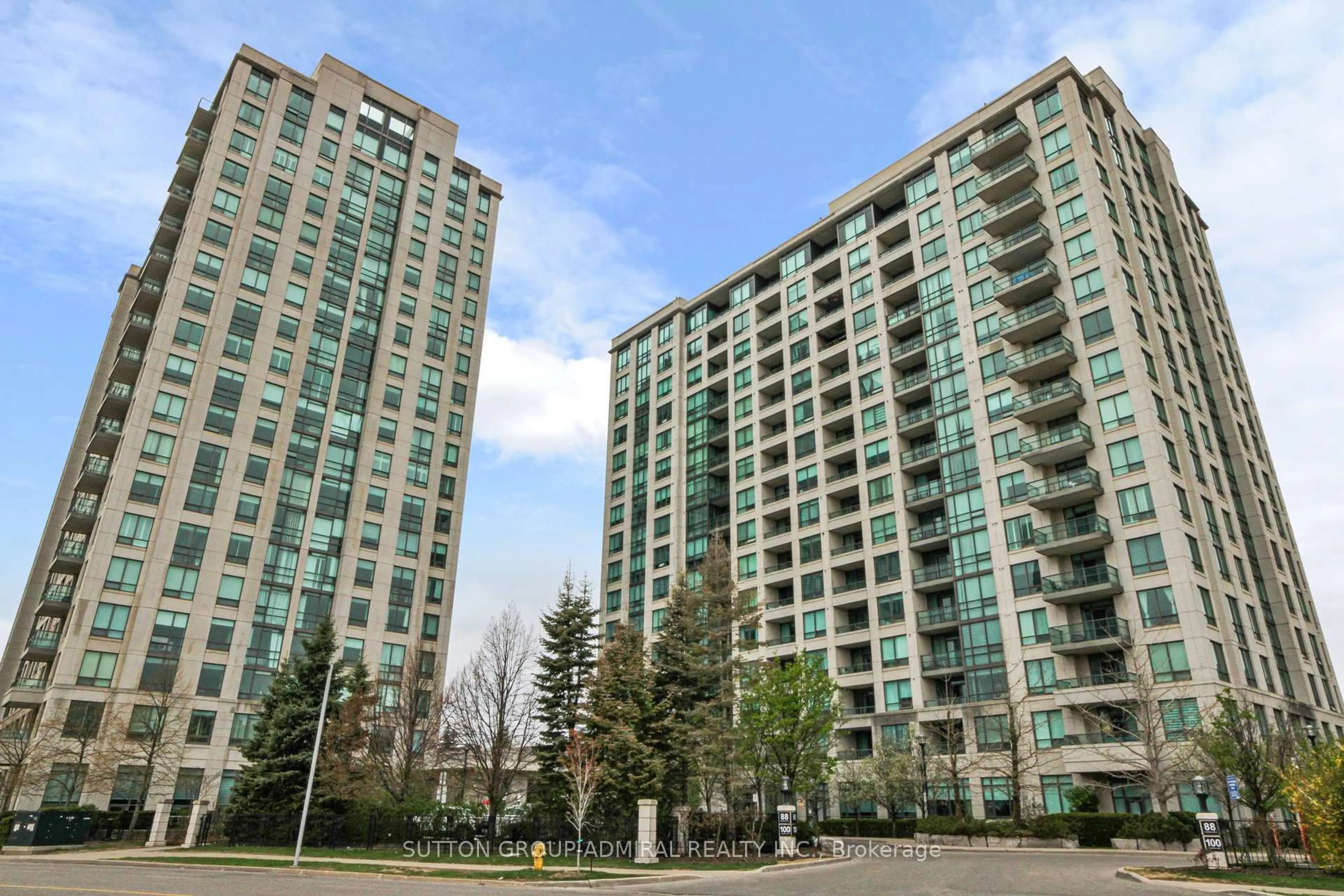 Patio, building for 100 Promenade Circ #1604, Vaughan Ontario L4J 7W7