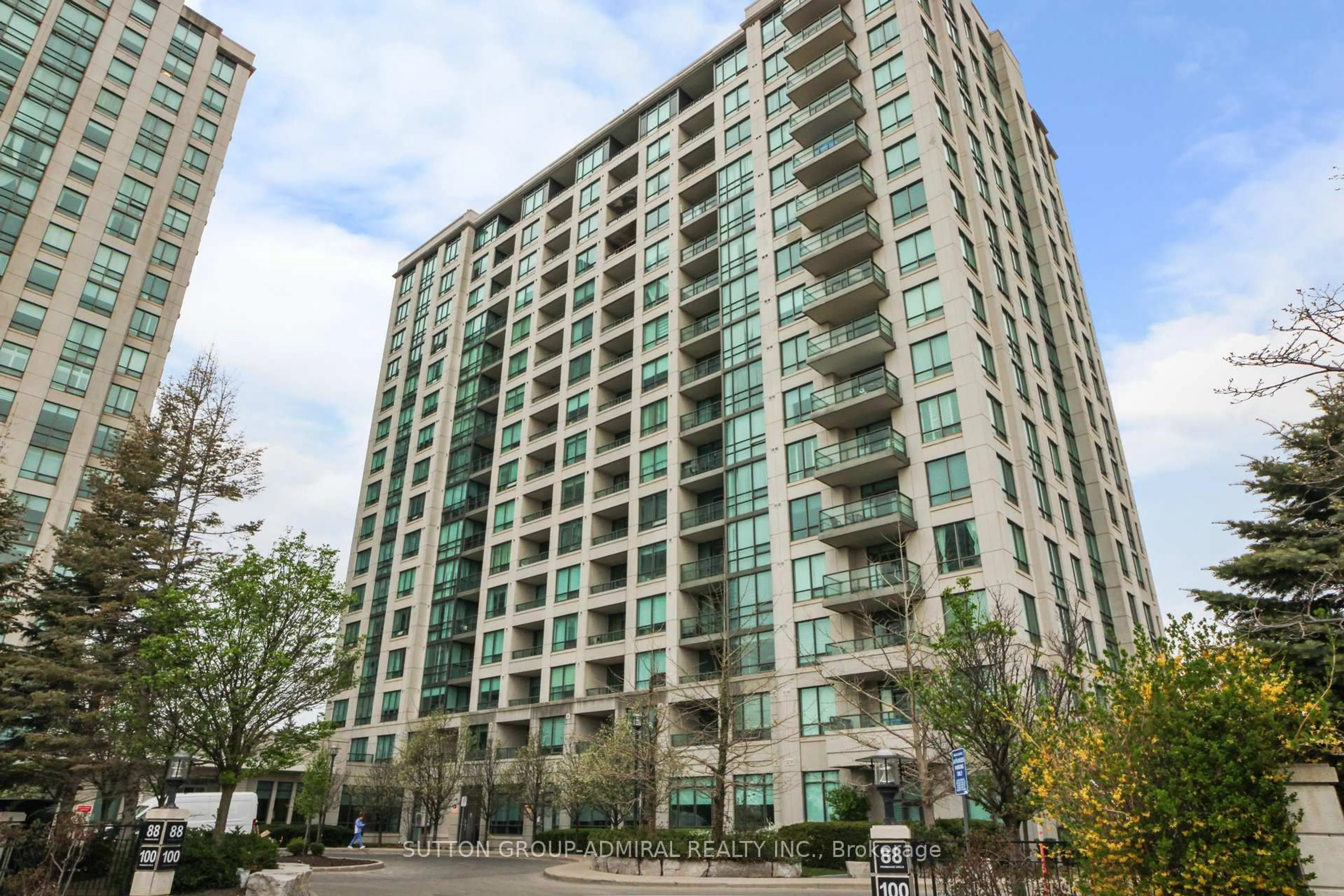 Patio, building for 100 Promenade Circ #1604, Vaughan Ontario L4J 7W7