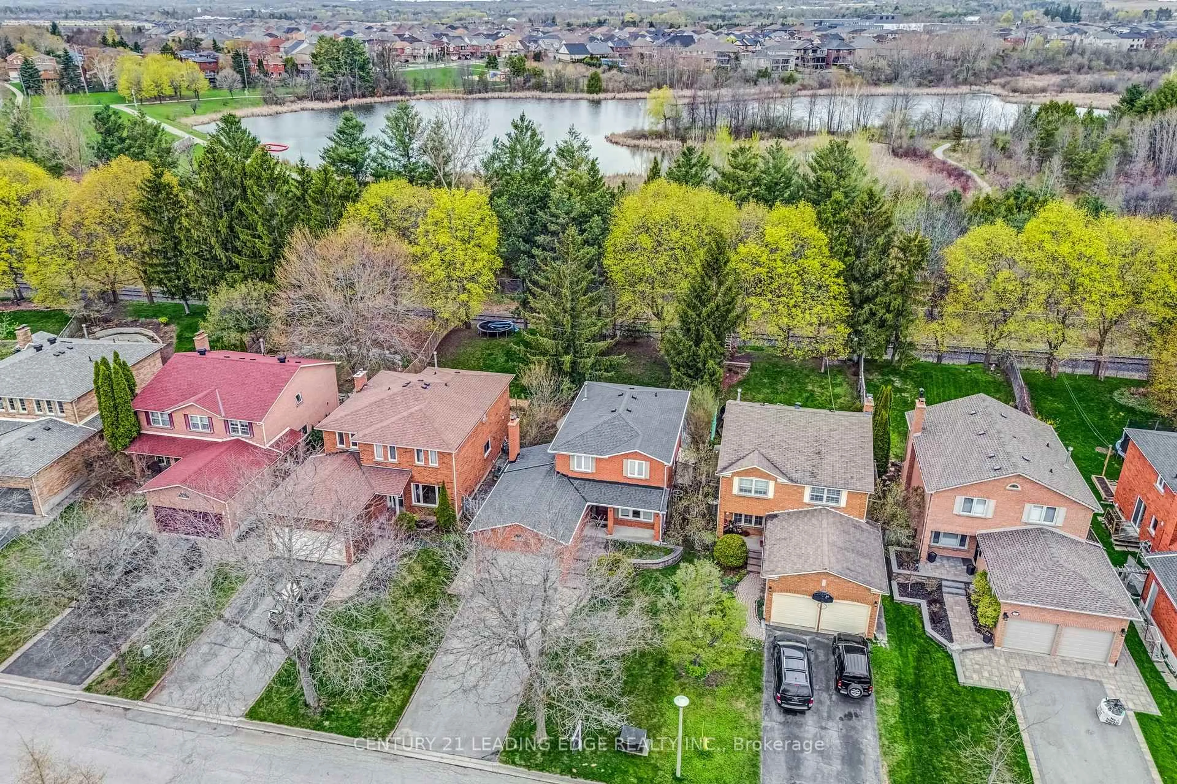 A pic from outside/outdoor area/front of a property/back of a property/a pic from drone, street for 18 Ironwood Cres, Whitchurch-Stouffville Ontario L4A 5S7
