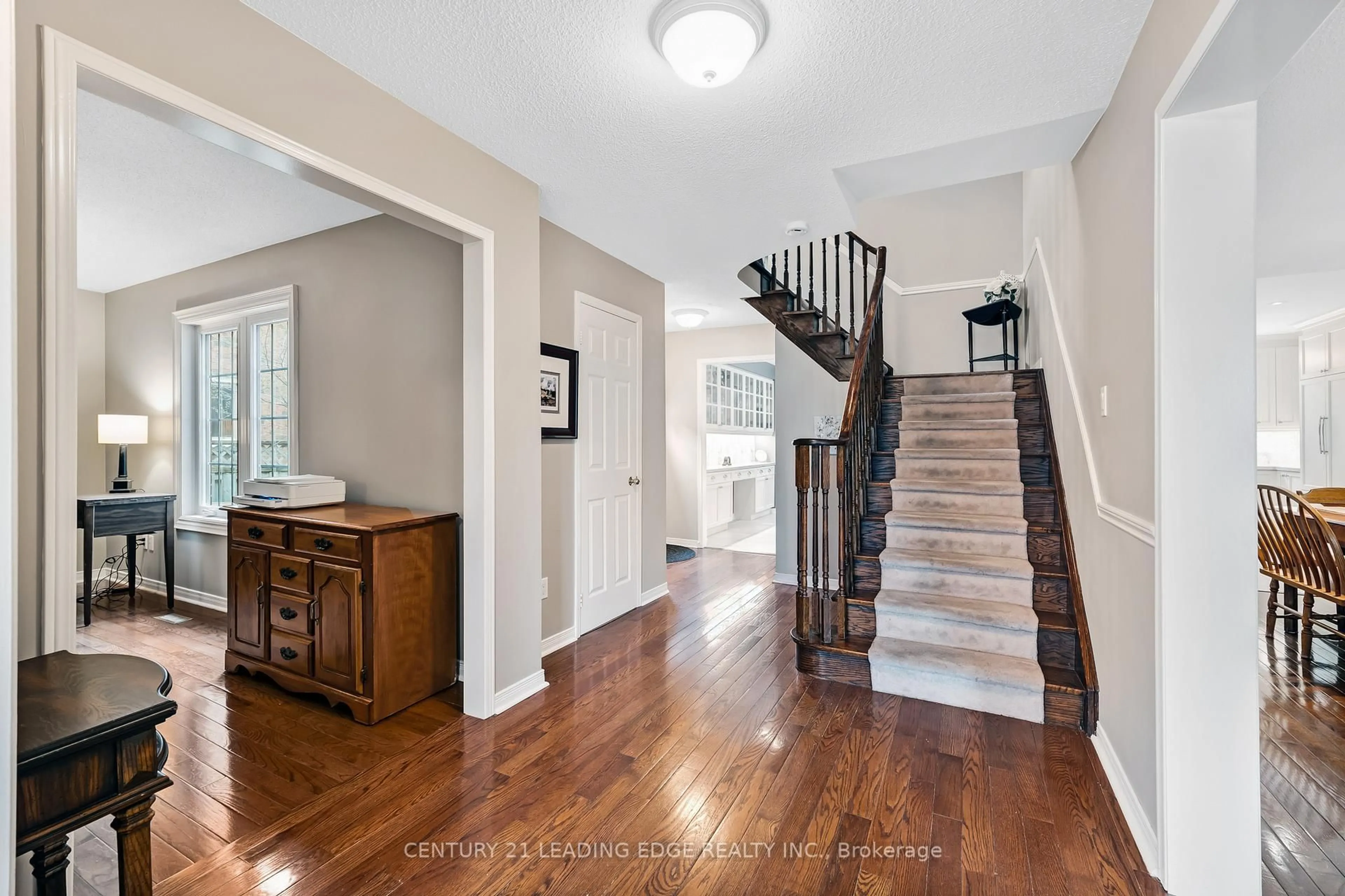 Indoor entryway for 18 Ironwood Cres, Whitchurch-Stouffville Ontario L4A 5S7