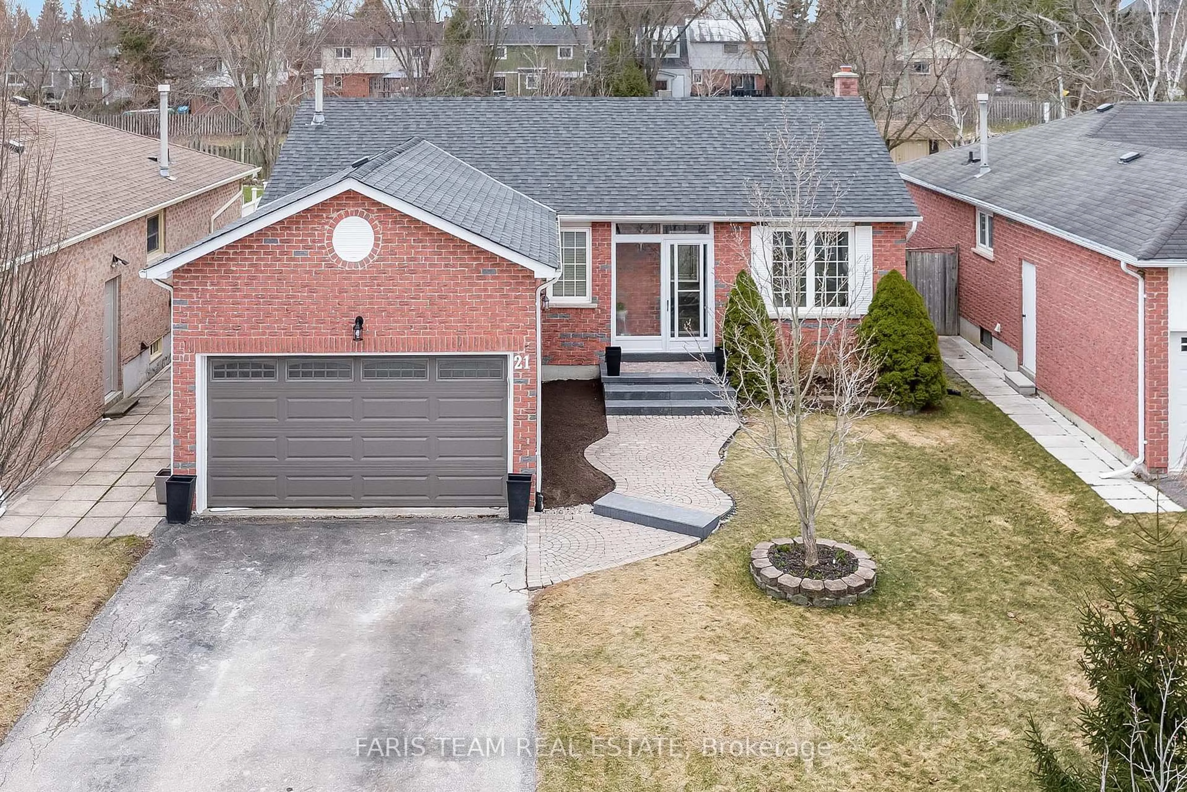 A pic from outside/outdoor area/front of a property/back of a property/a pic from drone, street for 21 Summerhill Rd, East Gwillimbury Ontario L9N 1C9