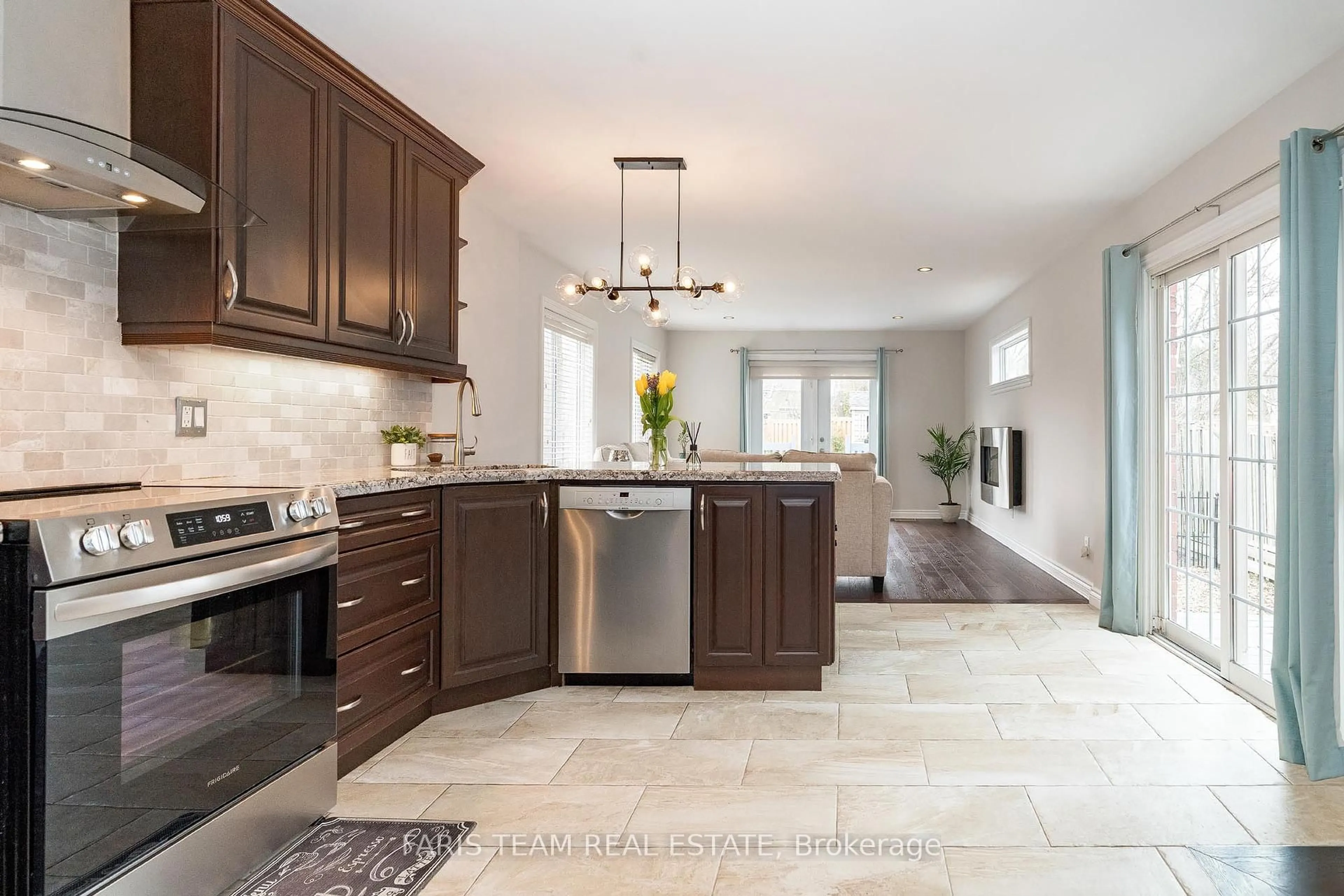Open concept kitchen, ceramic/tile floor for 21 Summerhill Rd, East Gwillimbury Ontario L9N 1C9