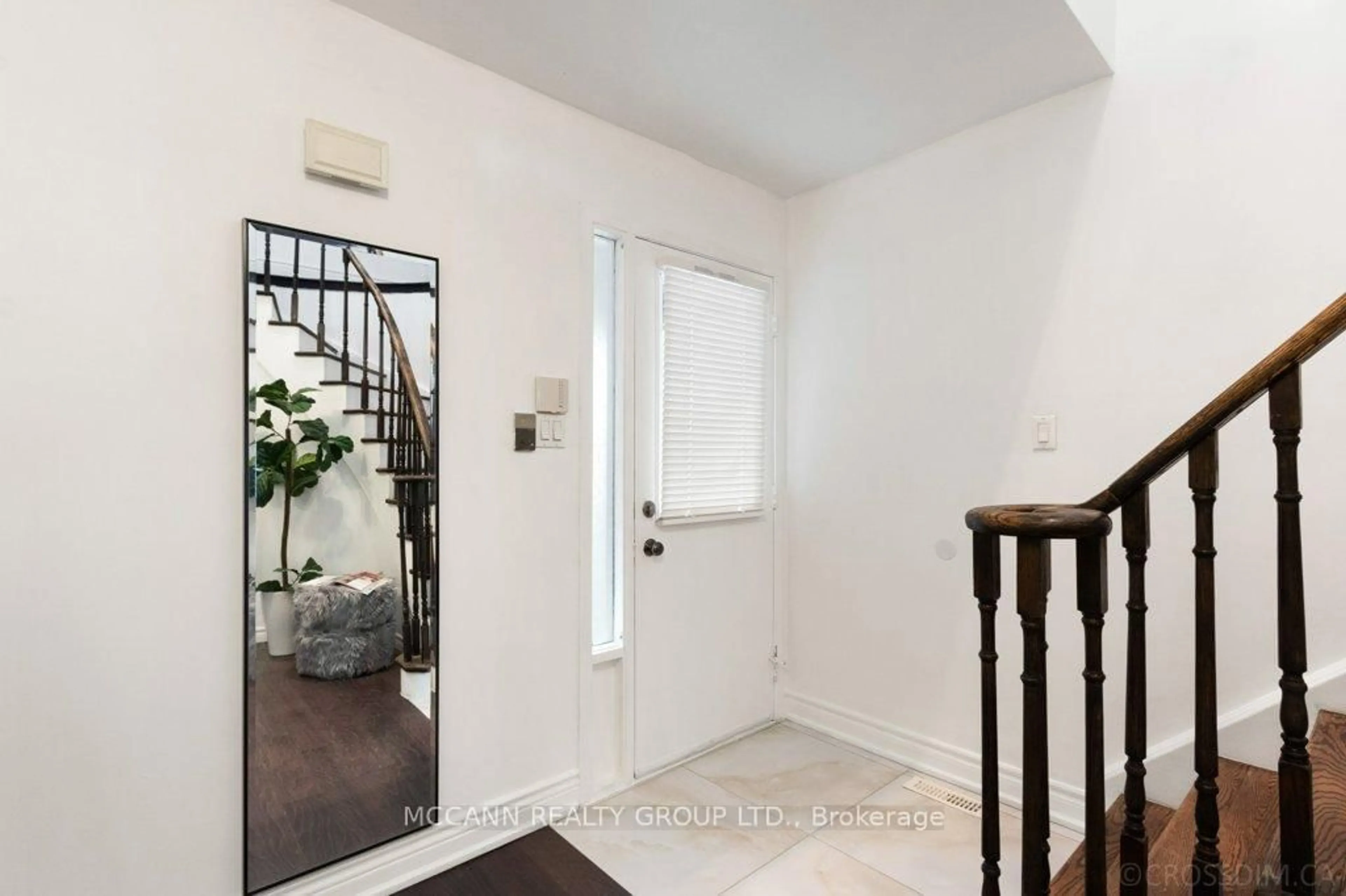 Indoor entryway for 81 Stirling Cres, Markham Ontario L3R 7J8