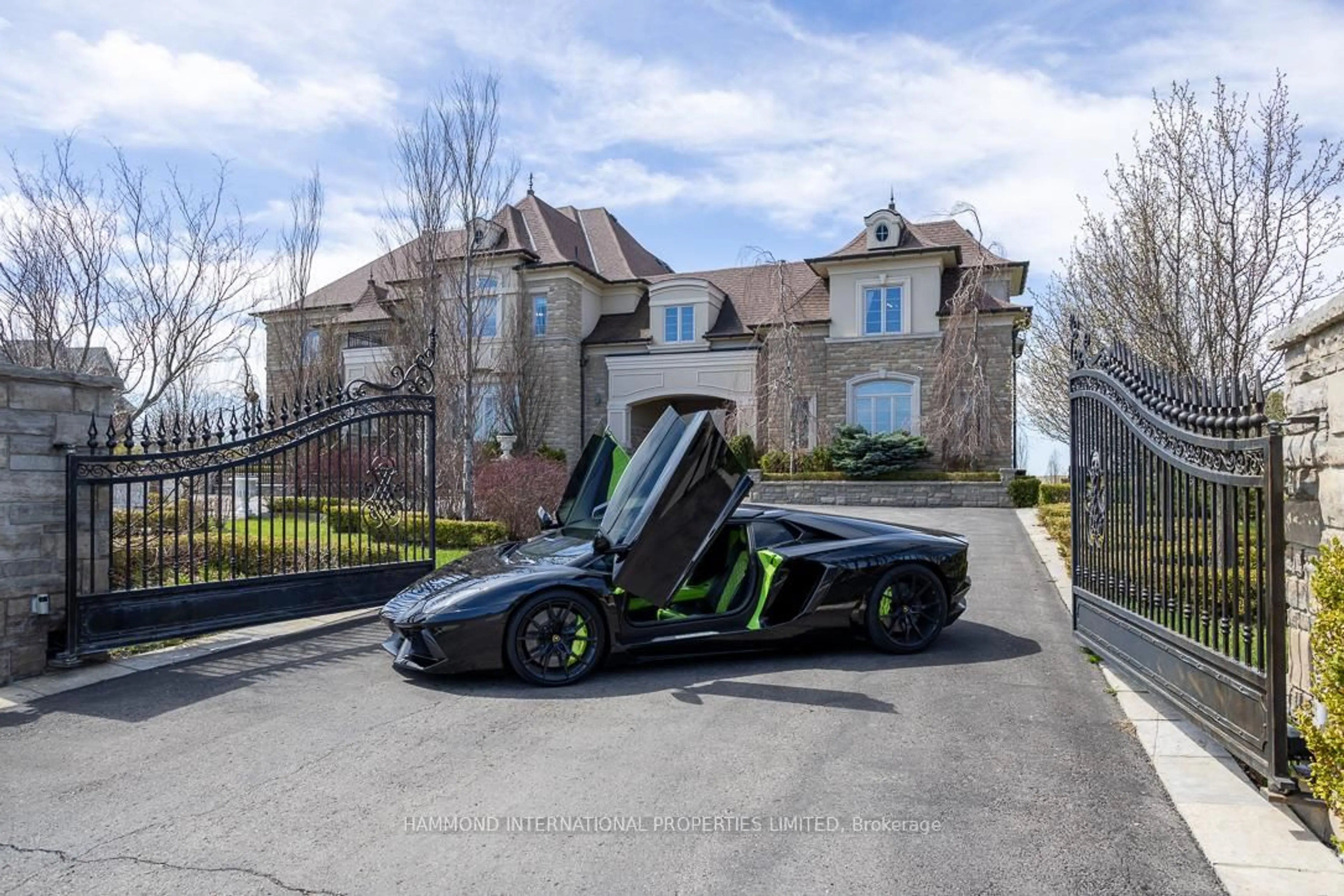 Indoor garage for 106 Stallions Crt, Vaughan Ontario L6A 4V5