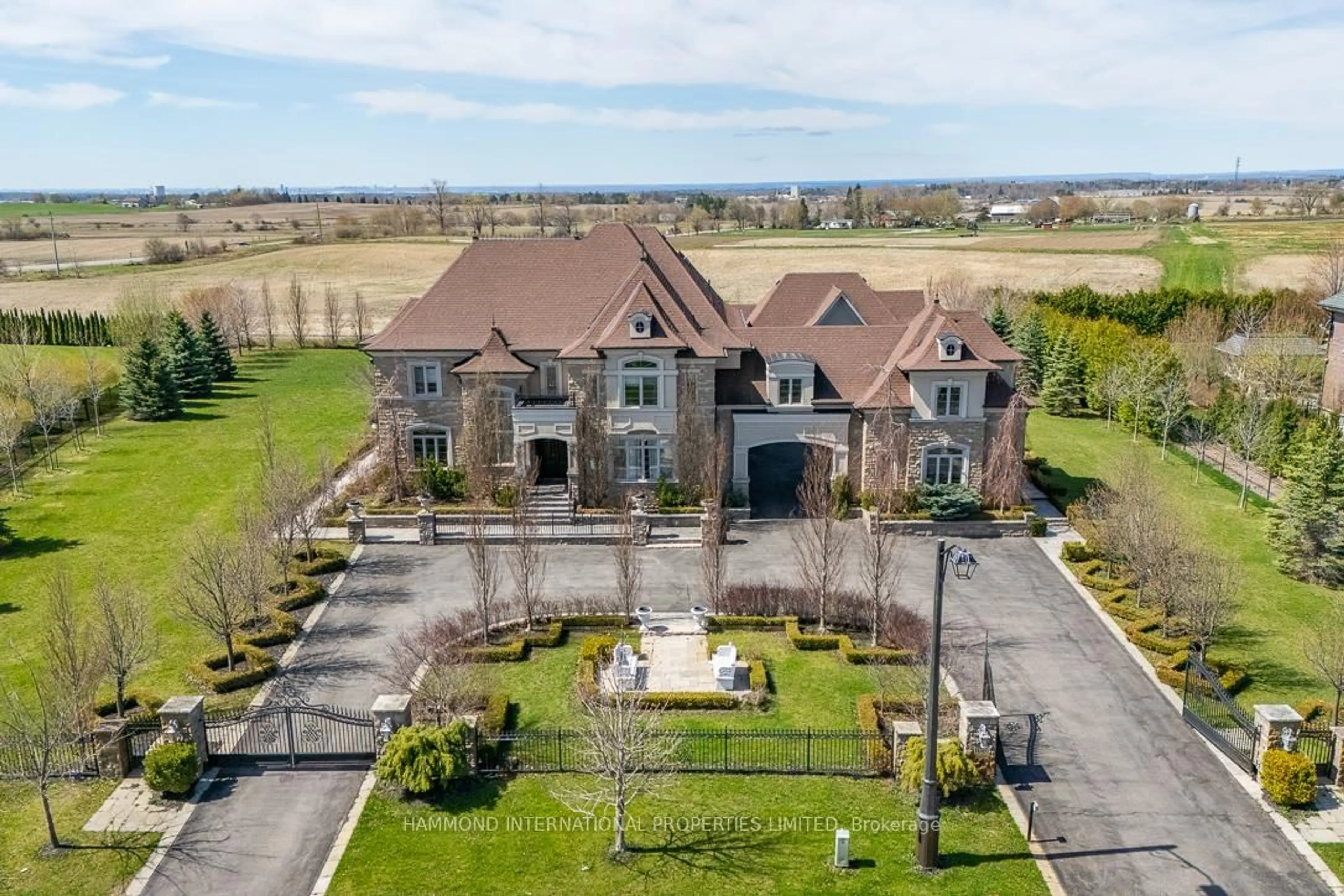 A pic from outside/outdoor area/front of a property/back of a property/a pic from drone, unknown for 106 Stallions Crt, Vaughan Ontario L6A 4V5