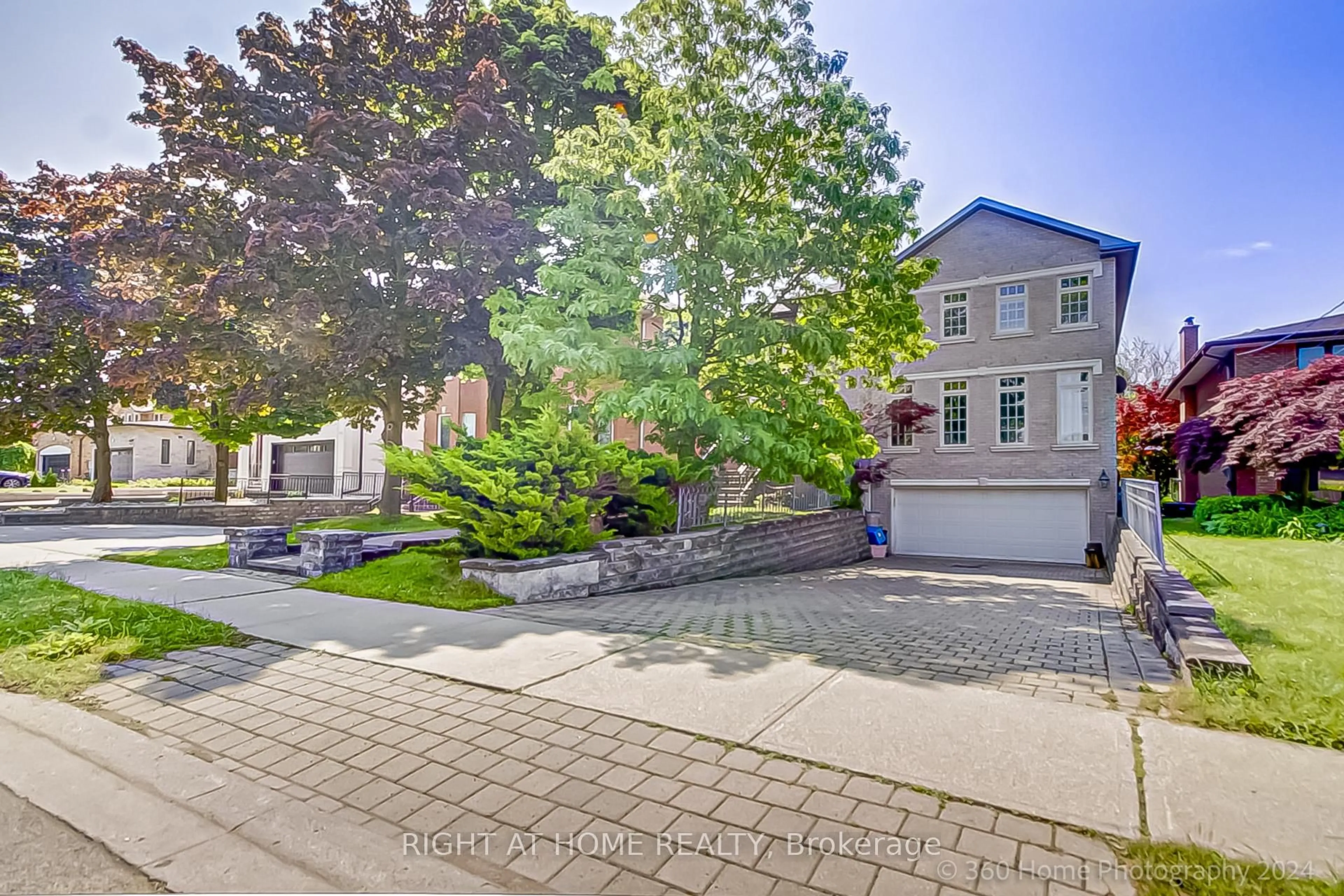 A pic from outside/outdoor area/front of a property/back of a property/a pic from drone, street for 103 Oak Ave, Richmond Hill Ontario L4C 6R6