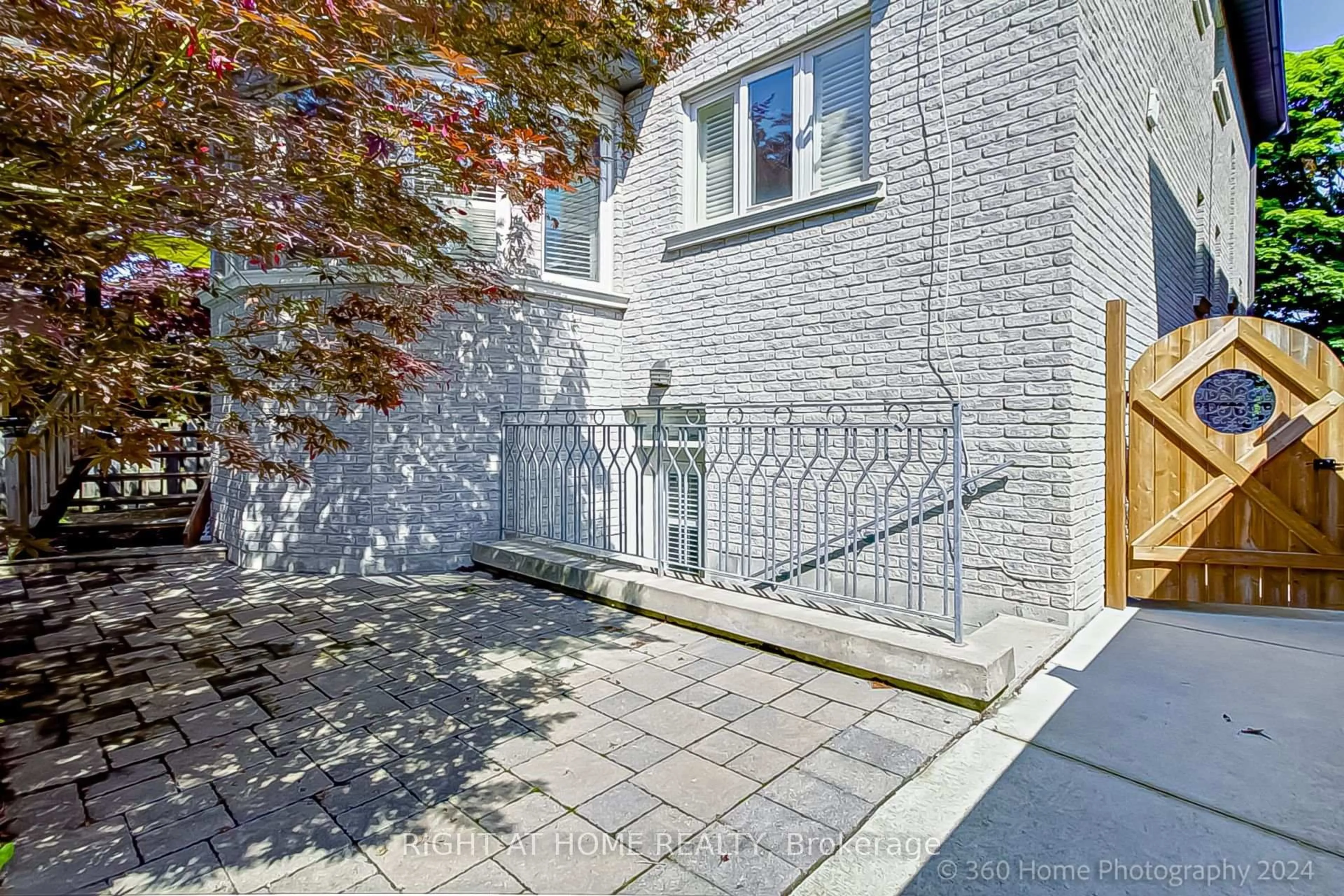 A pic from outside/outdoor area/front of a property/back of a property/a pic from drone, street for 103 Oak Ave, Richmond Hill Ontario L4C 6R6