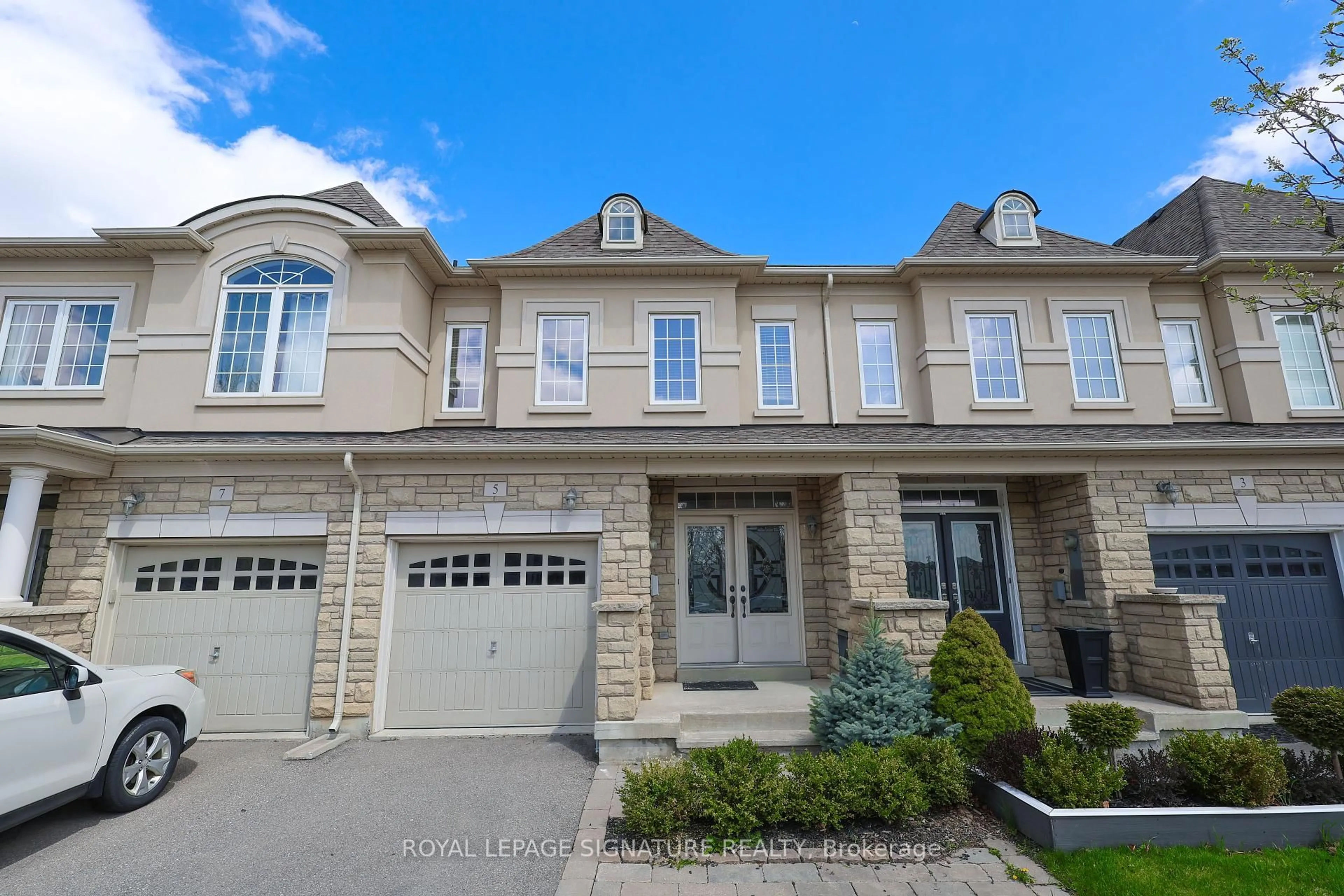 A pic from outside/outdoor area/front of a property/back of a property/a pic from drone, street for 5 Sedgewick Pl, Vaughan Ontario L4H 3L5