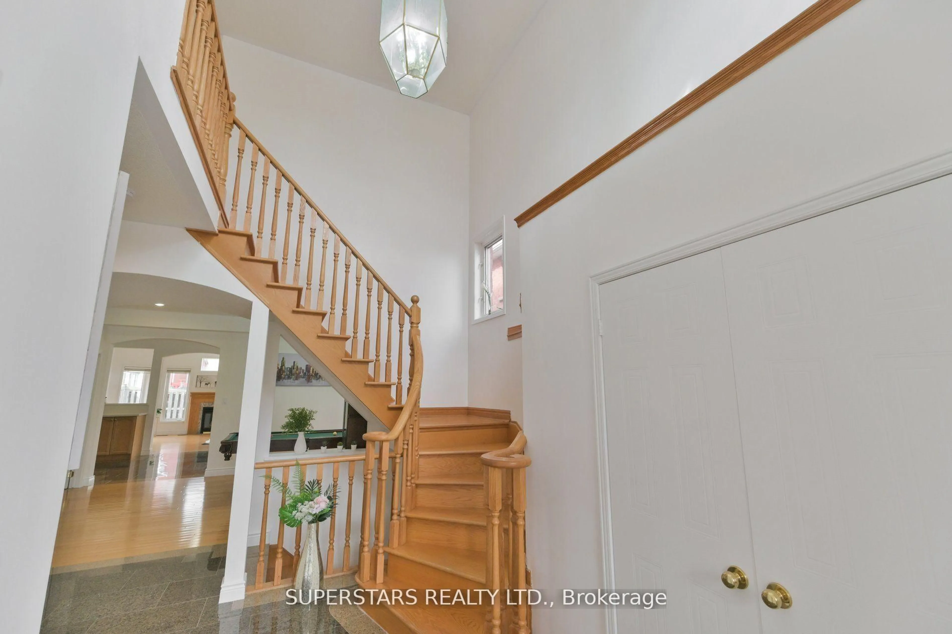 Indoor foyer for 32 Thornton St, Markham Ontario L3S 4P7
