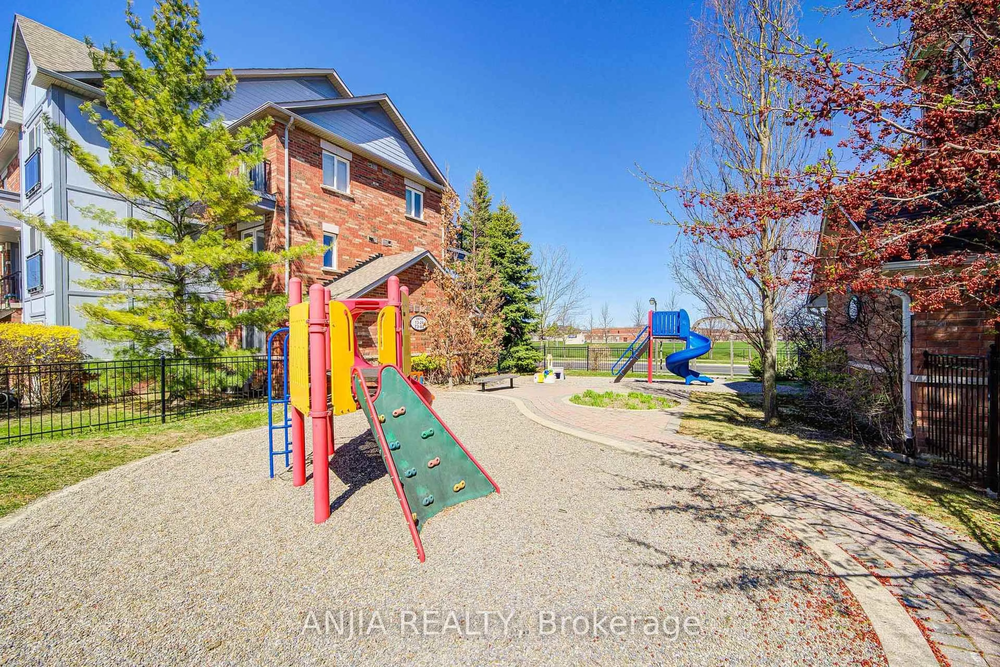 A pic from outside/outdoor area/front of a property/back of a property/a pic from drone, building for 150 Chancery Rd #88, Markham Ontario L6E 0C1