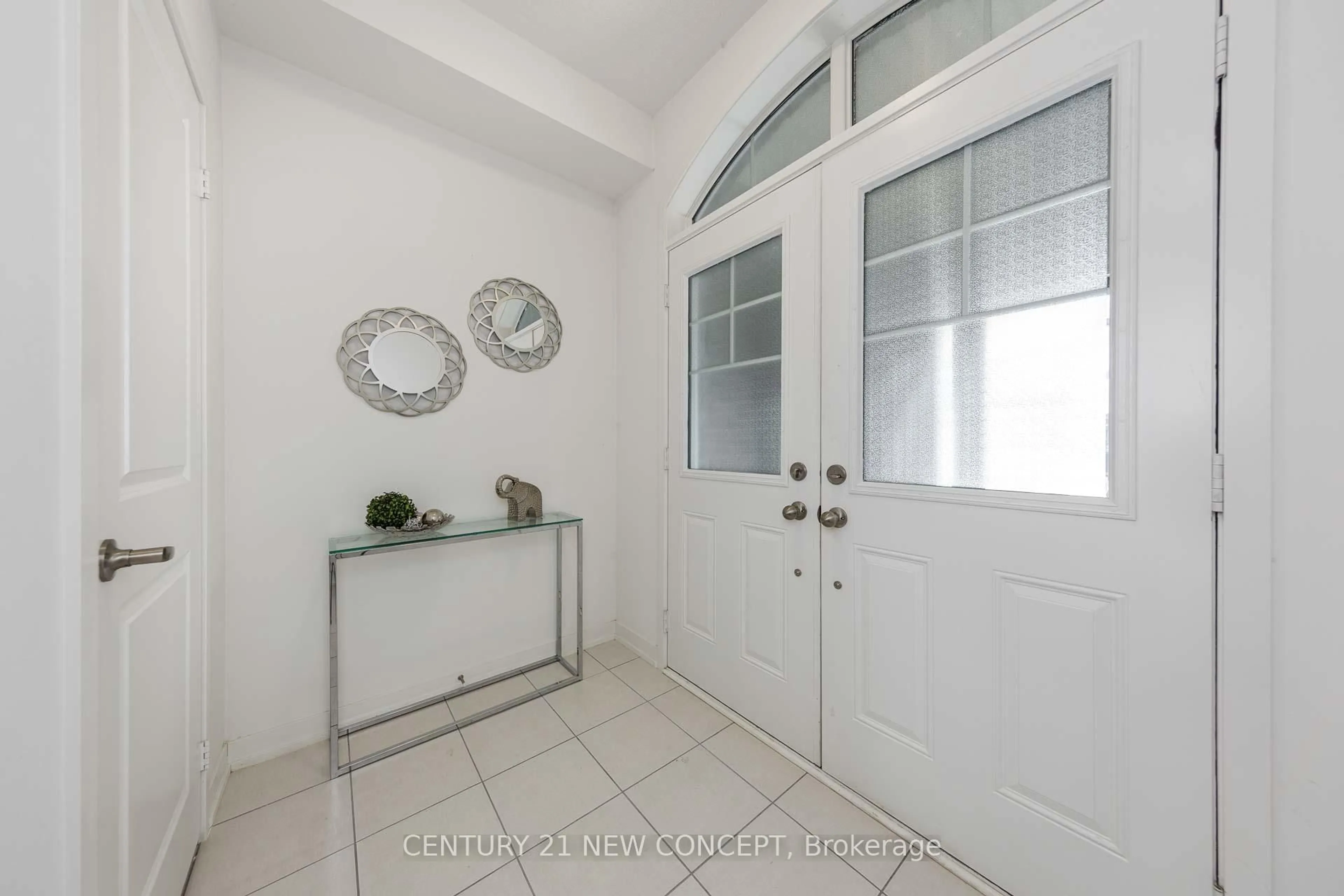 Indoor entryway for 119 Maguire Rd, Newmarket Ontario L3X 0M1