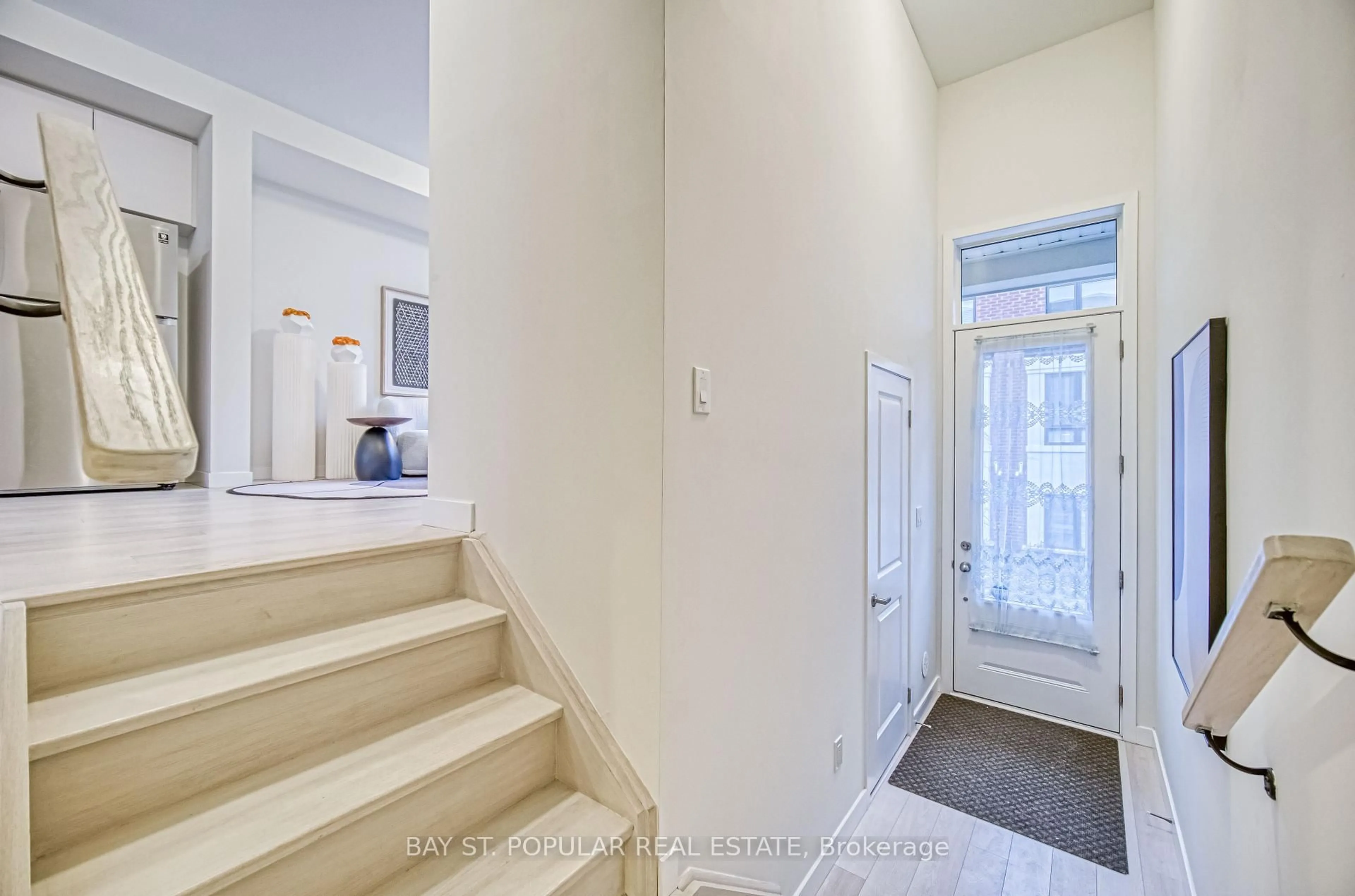 Indoor entryway for 17 James Noble Lane, Richmond Hill Ontario L4C 5S7