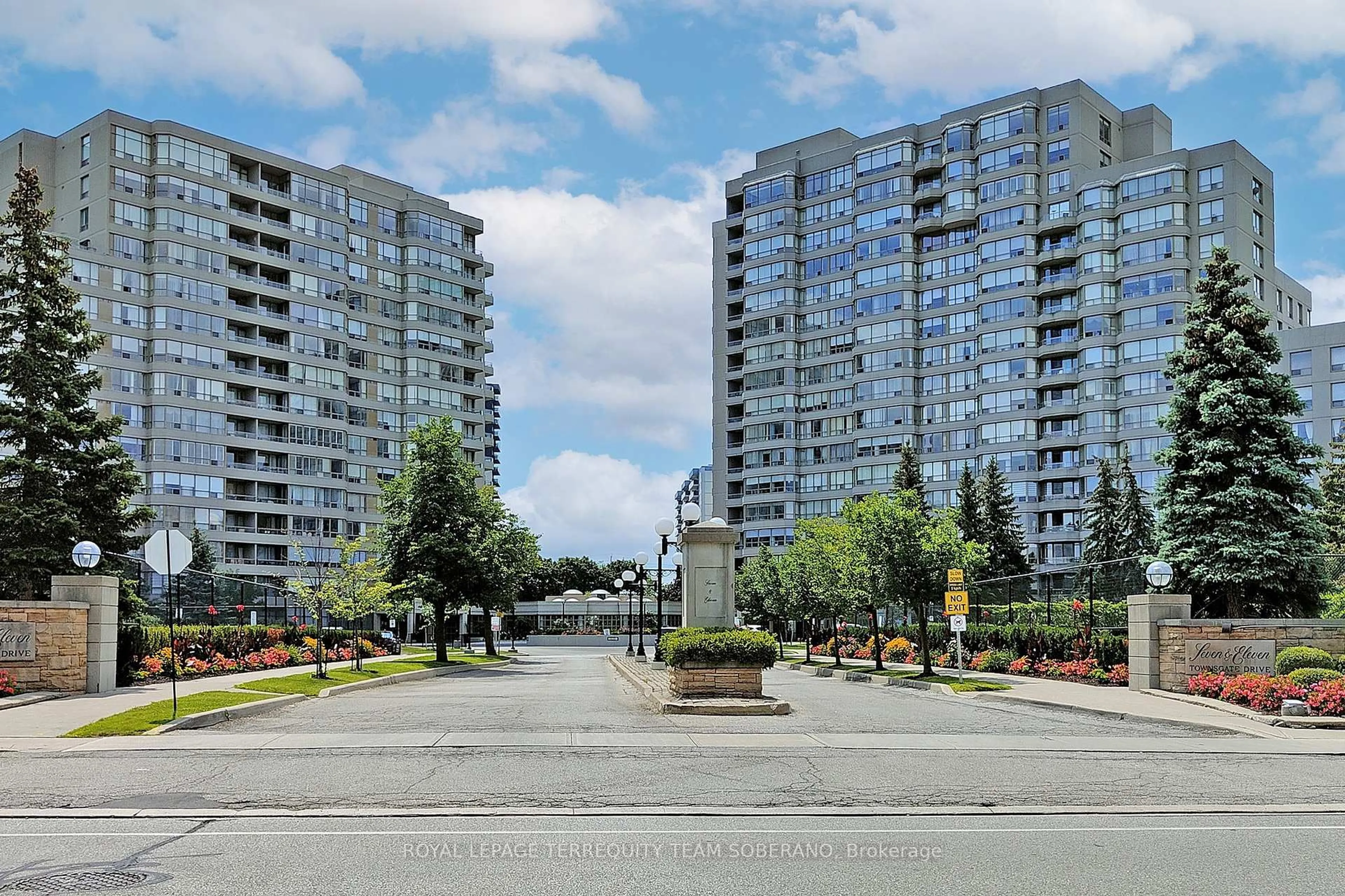 Patio, street for 7 Townsgate Dr #312, Vaughan Ontario L4J 7Z9