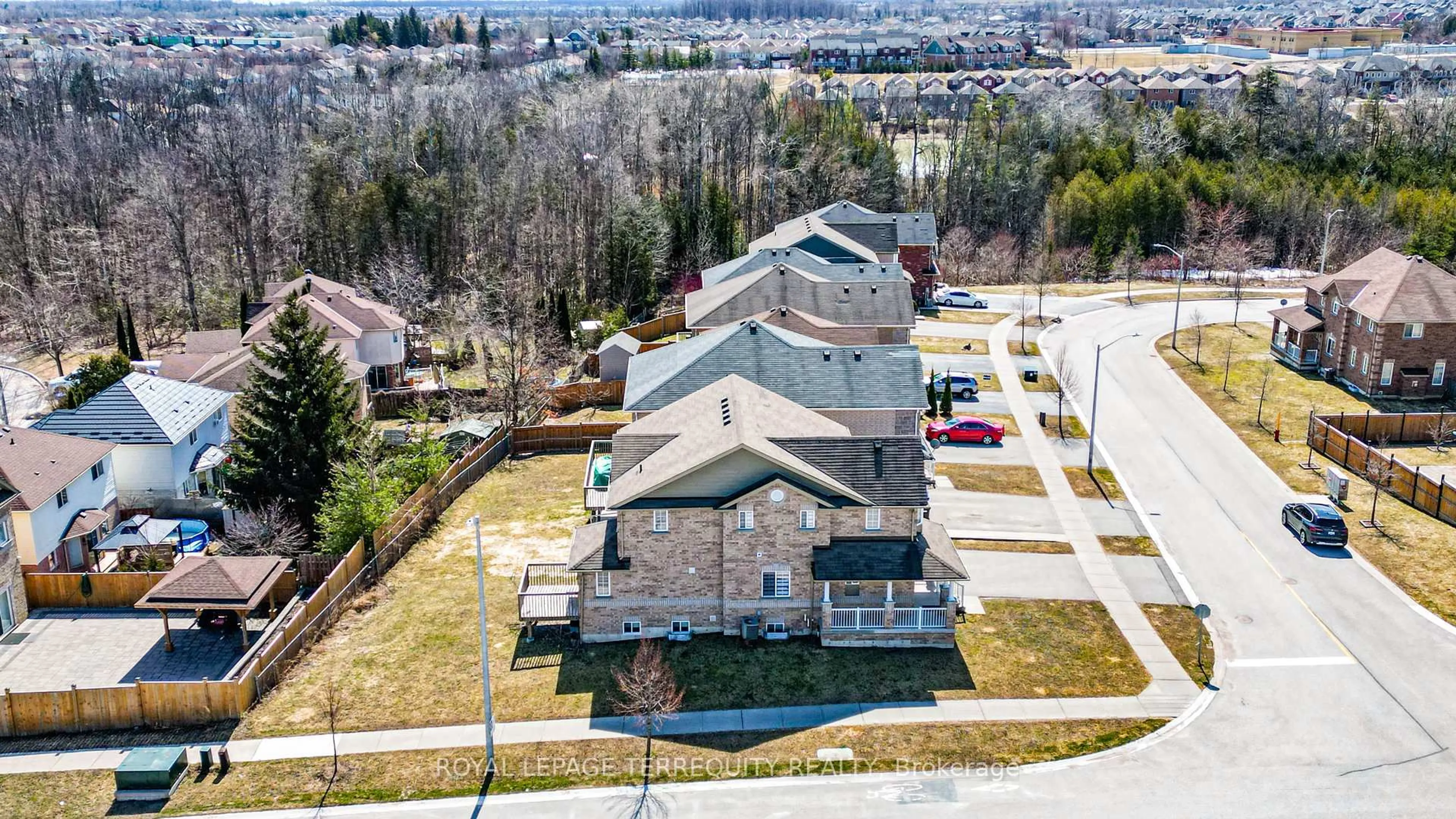 A pic from outside/outdoor area/front of a property/back of a property/a pic from drone, unknown for 2251 Whitewood Cres, Innisfil Ontario L9S 0G3