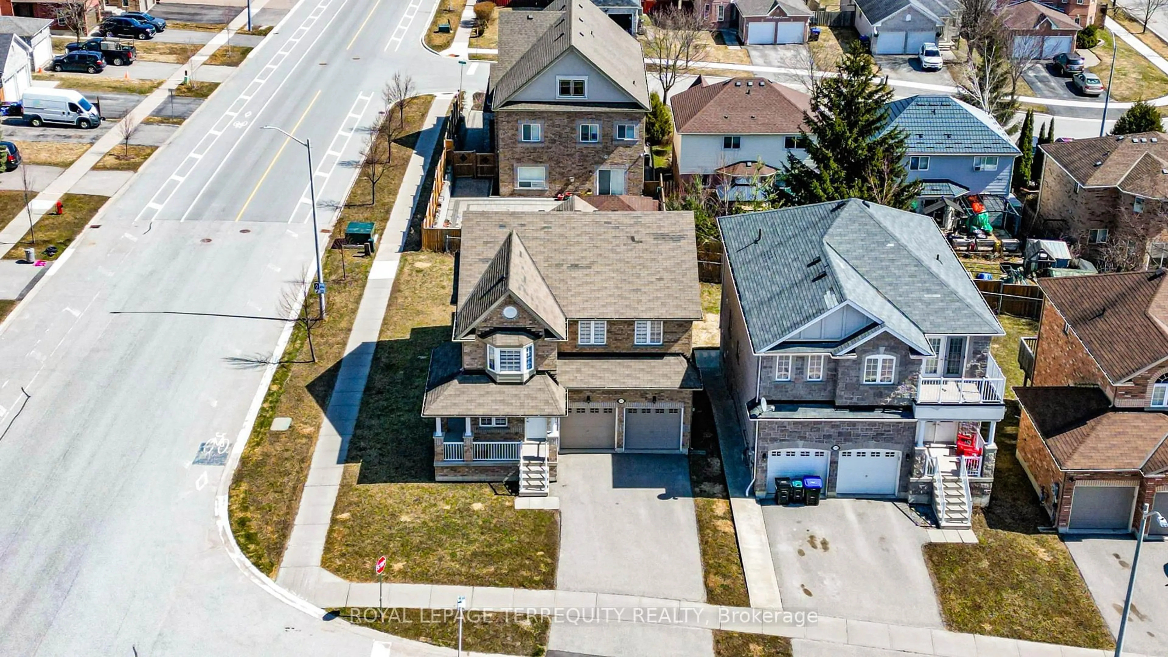 A pic from outside/outdoor area/front of a property/back of a property/a pic from drone, street for 2251 Whitewood Cres, Innisfil Ontario L9S 0G3