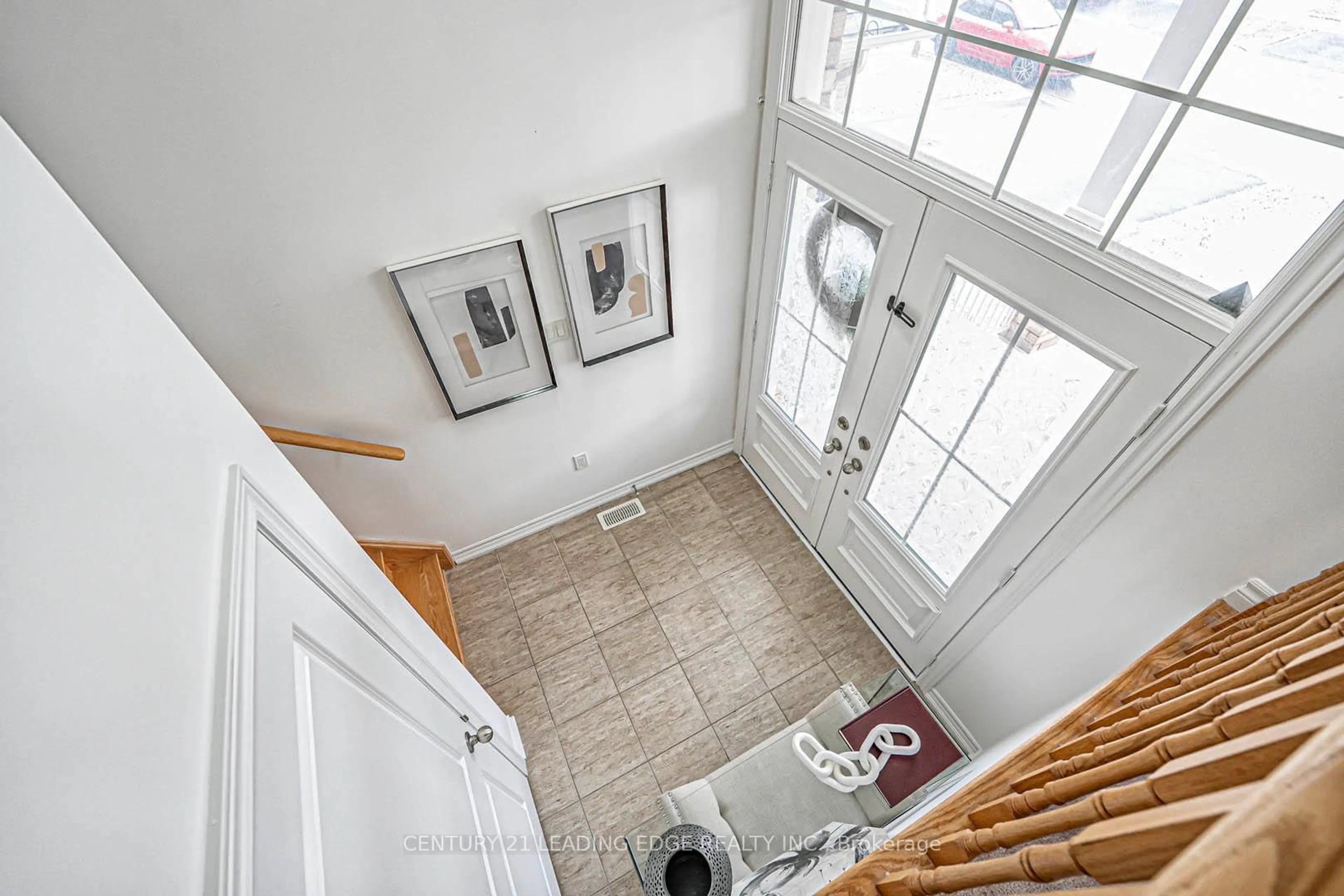 Indoor entryway for 87 Ridge Gate Cres, East Gwillimbury Ontario L0G 1M0