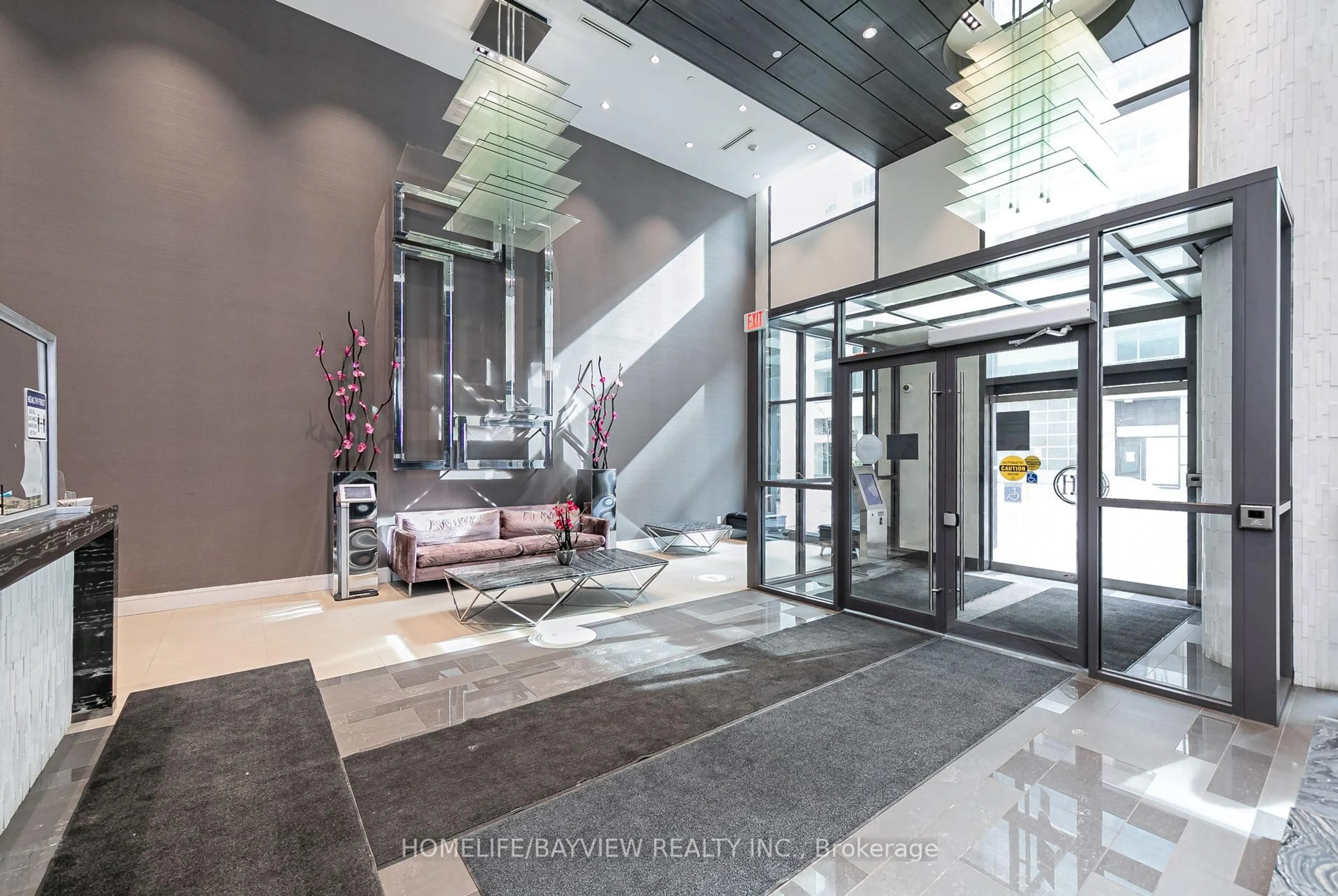 Indoor foyer for 9205 Yonge St #704, Richmond Hill Ontario L4C 1V5
