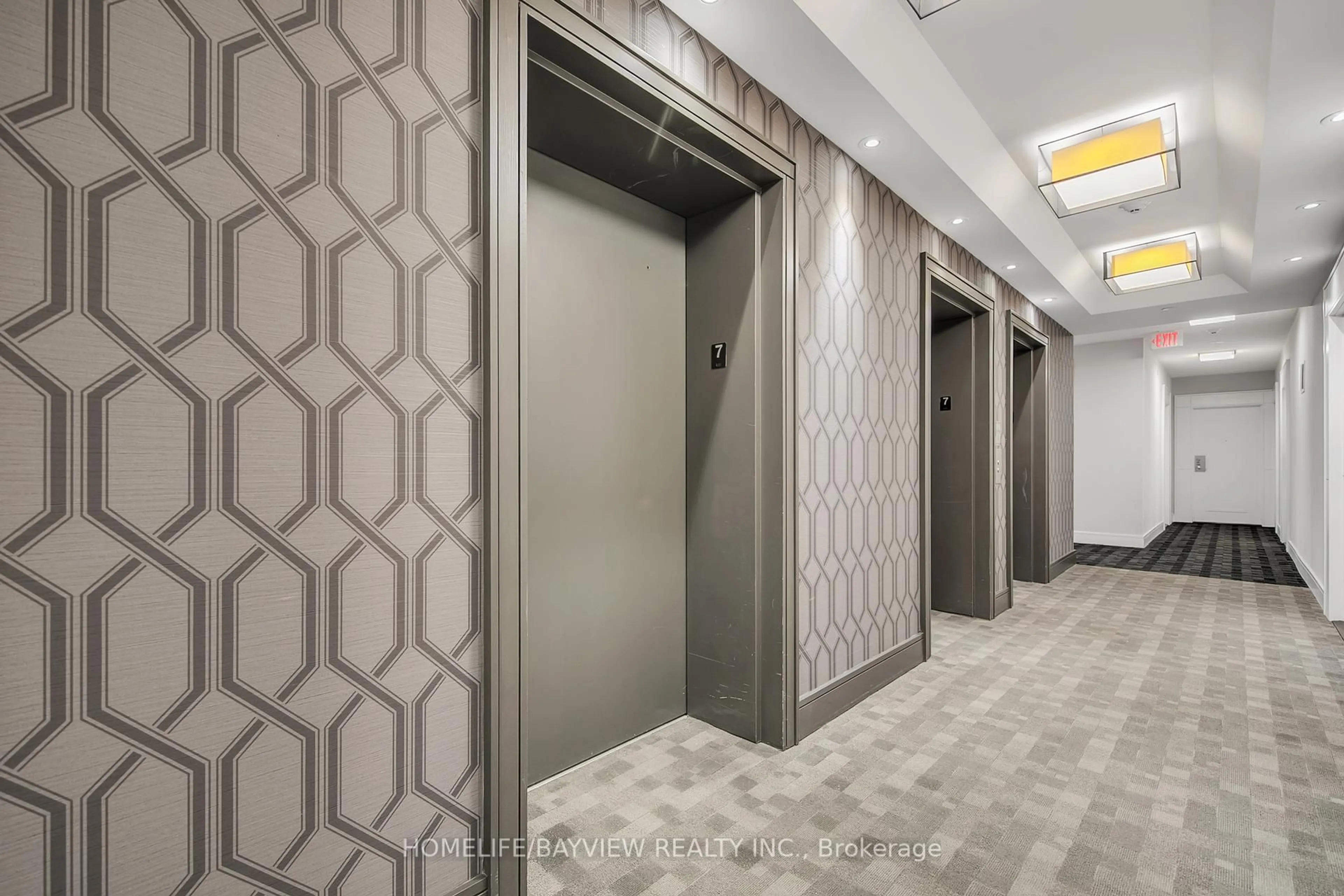 Indoor foyer for 9205 Yonge St #704, Richmond Hill Ontario L4C 1V5