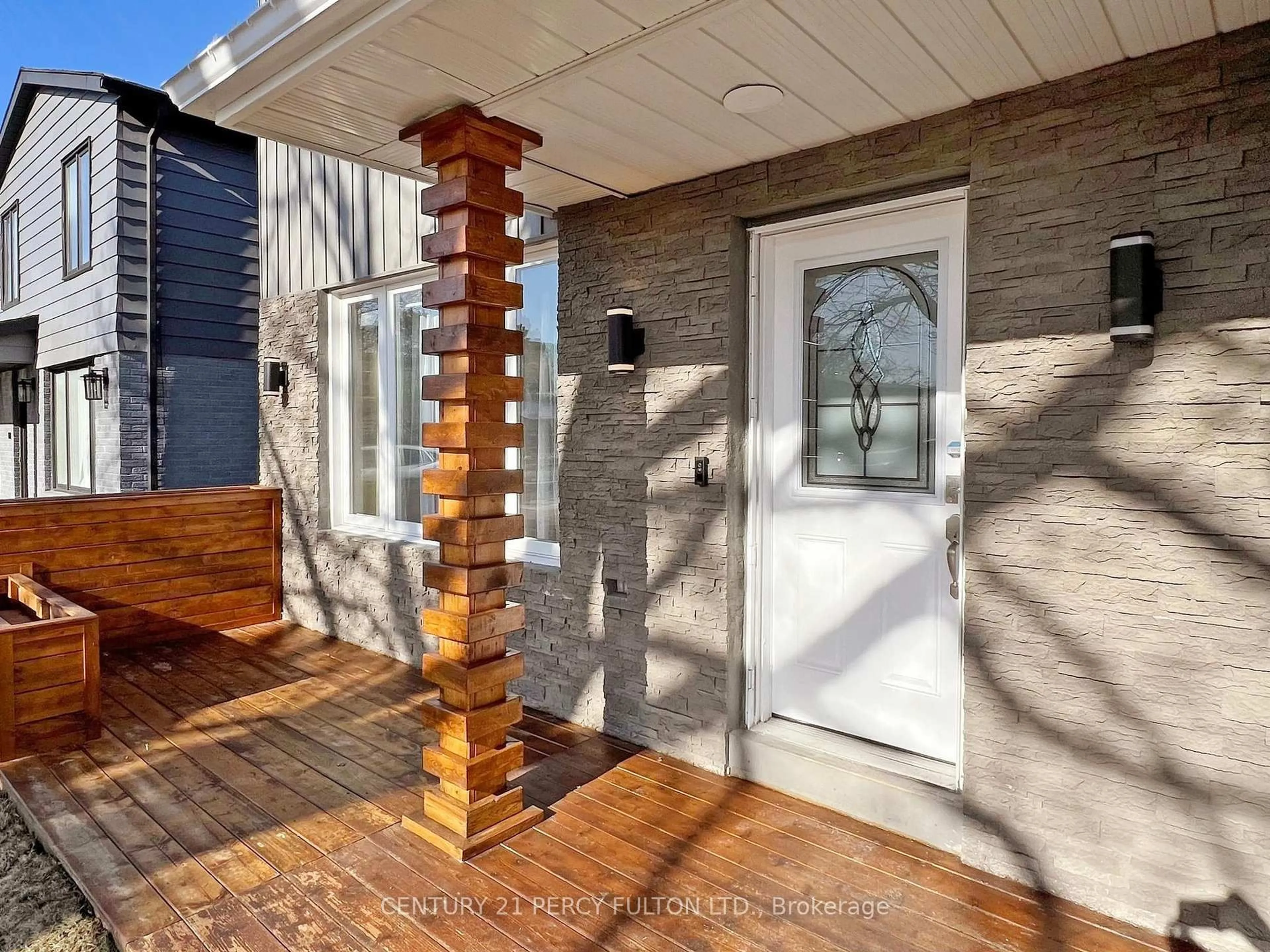 Indoor entryway for 459 Sandford St, Newmarket Ontario L3Y 4S8