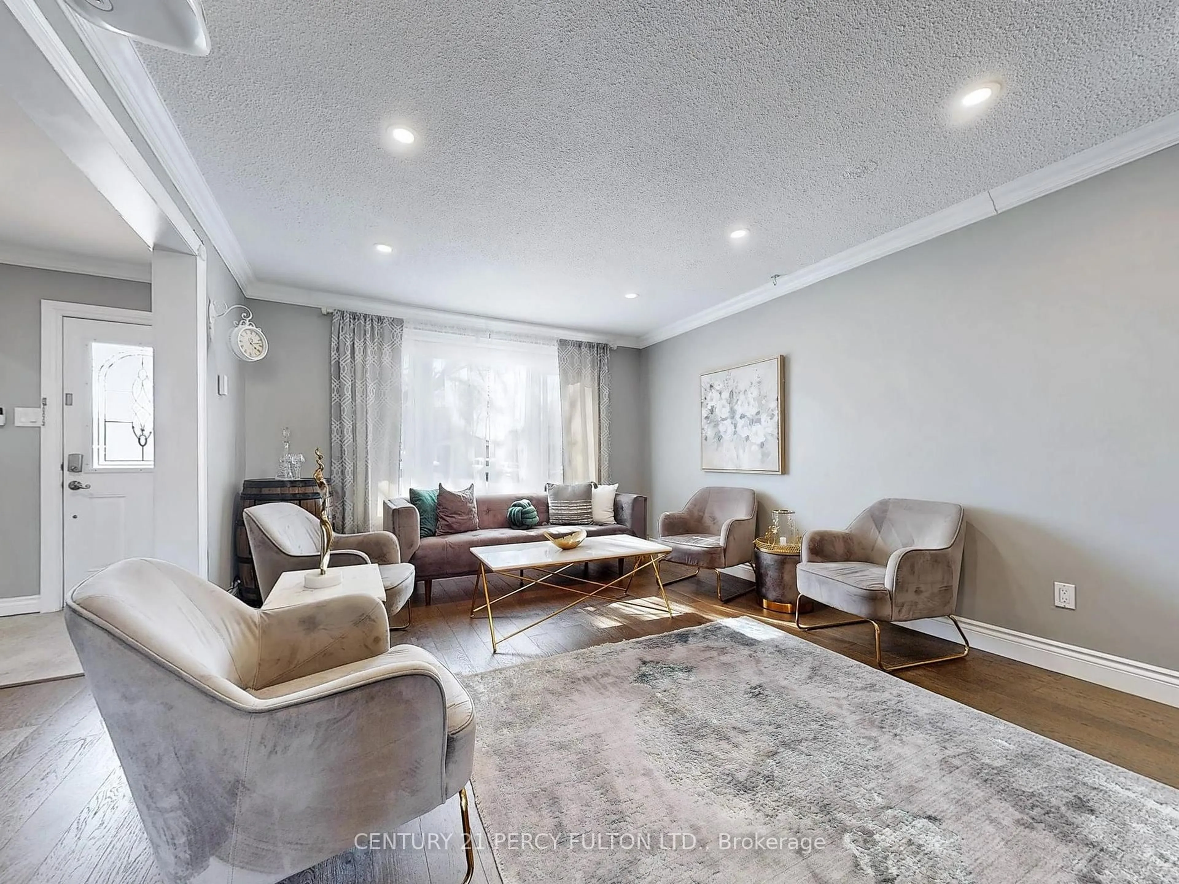 Living room with furniture, unknown for 459 Sandford St, Newmarket Ontario L3Y 4S8