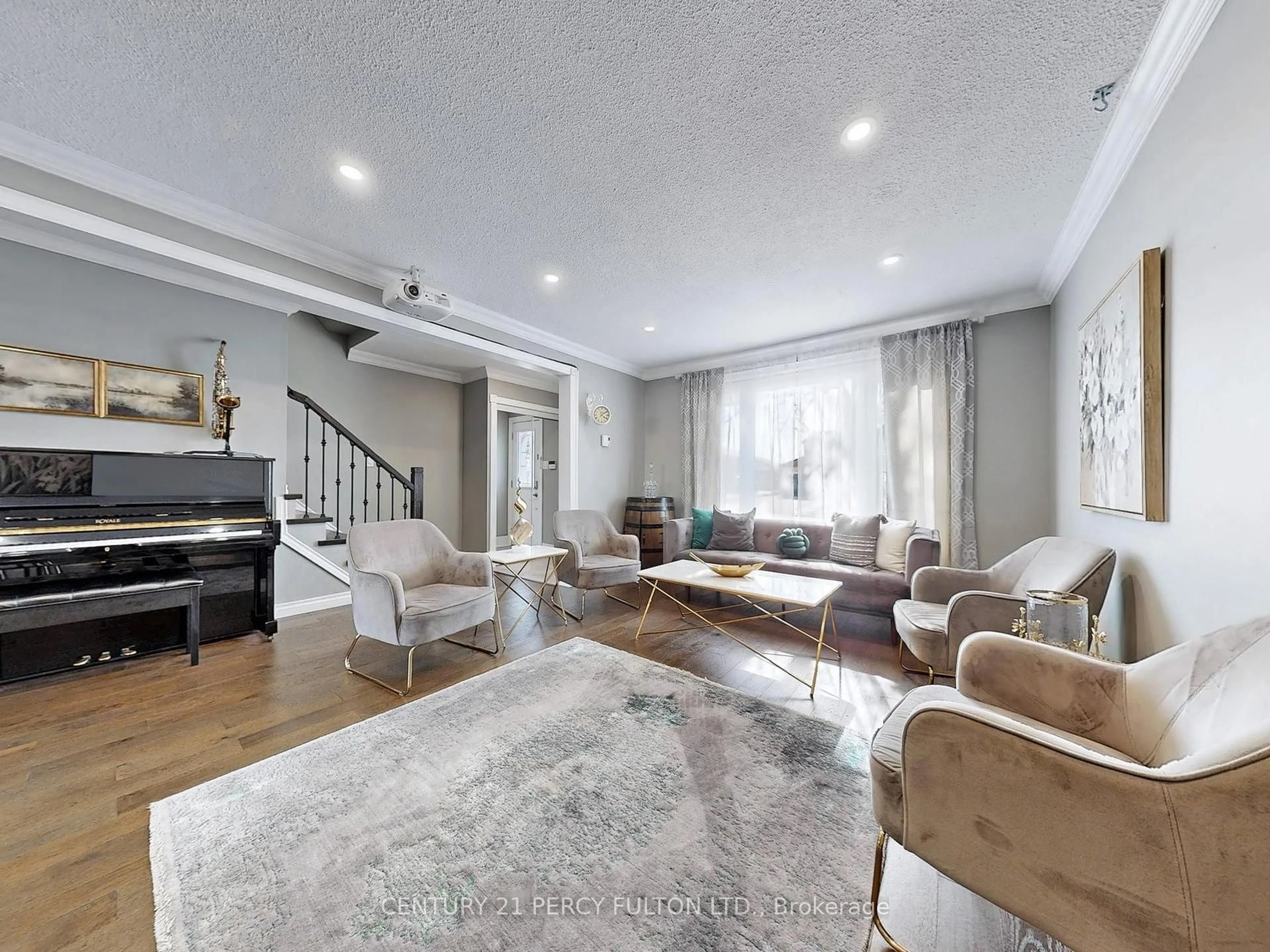 Living room with furniture, unknown for 459 Sandford St, Newmarket Ontario L3Y 4S8