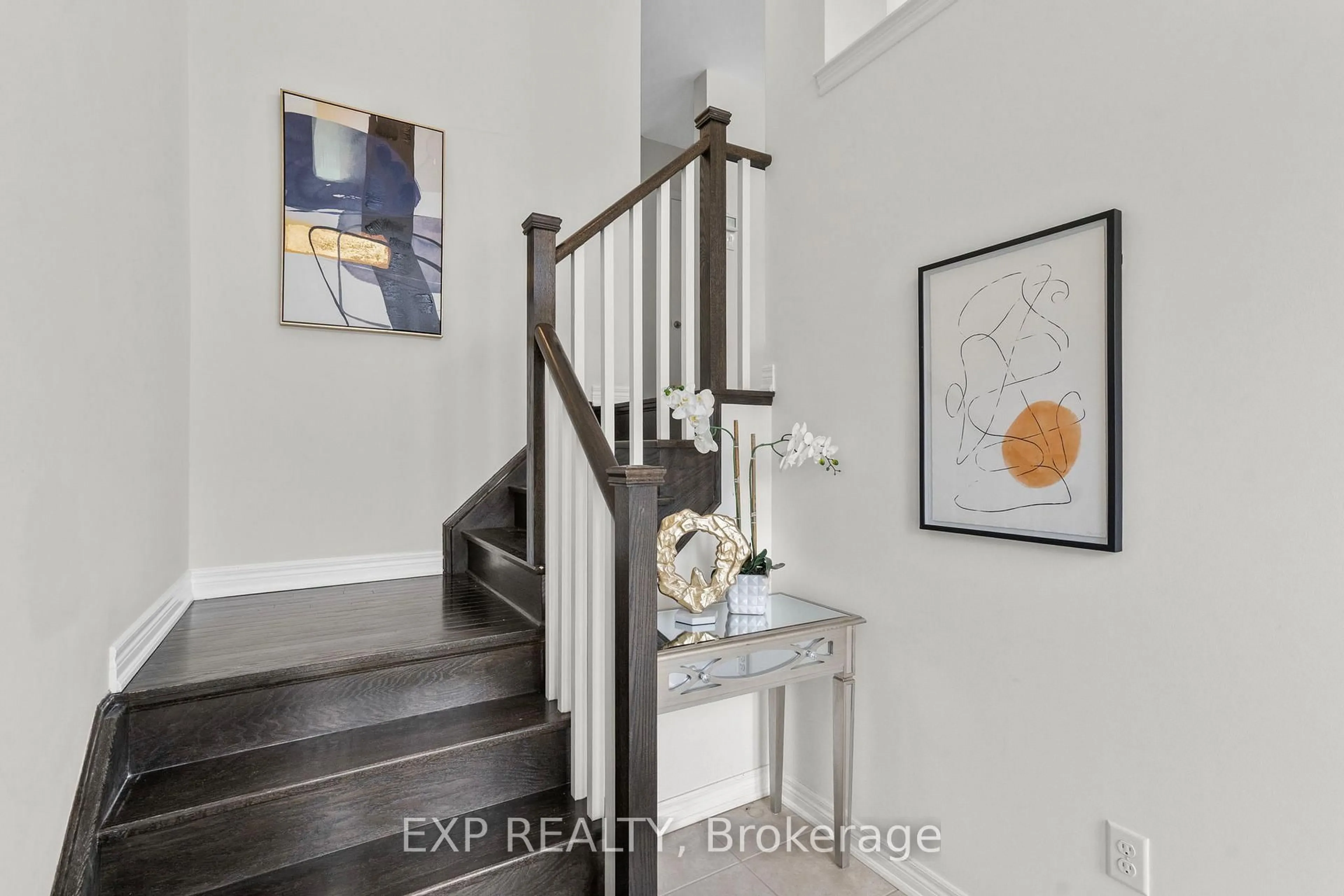 Indoor entryway for 968 Millard St, Whitchurch-Stouffville Ontario L4A 0T2