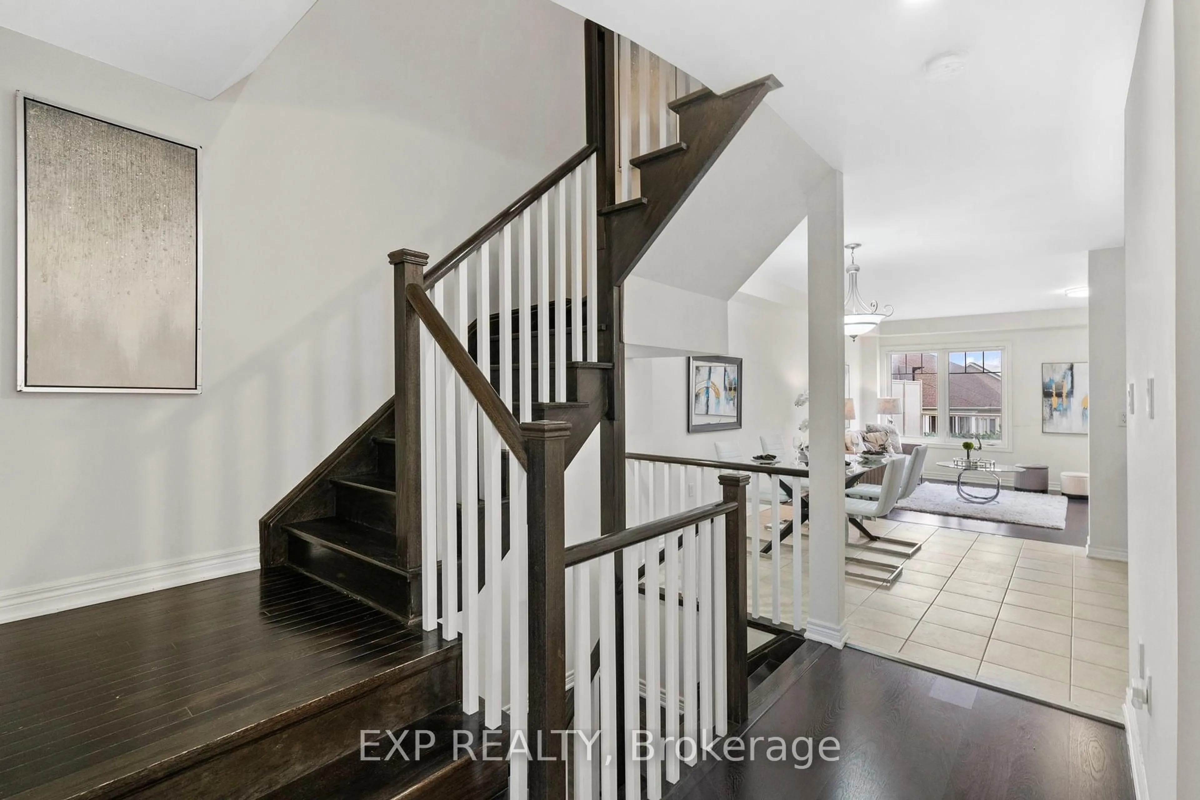Indoor entryway for 968 Millard St, Whitchurch-Stouffville Ontario L4A 0T2