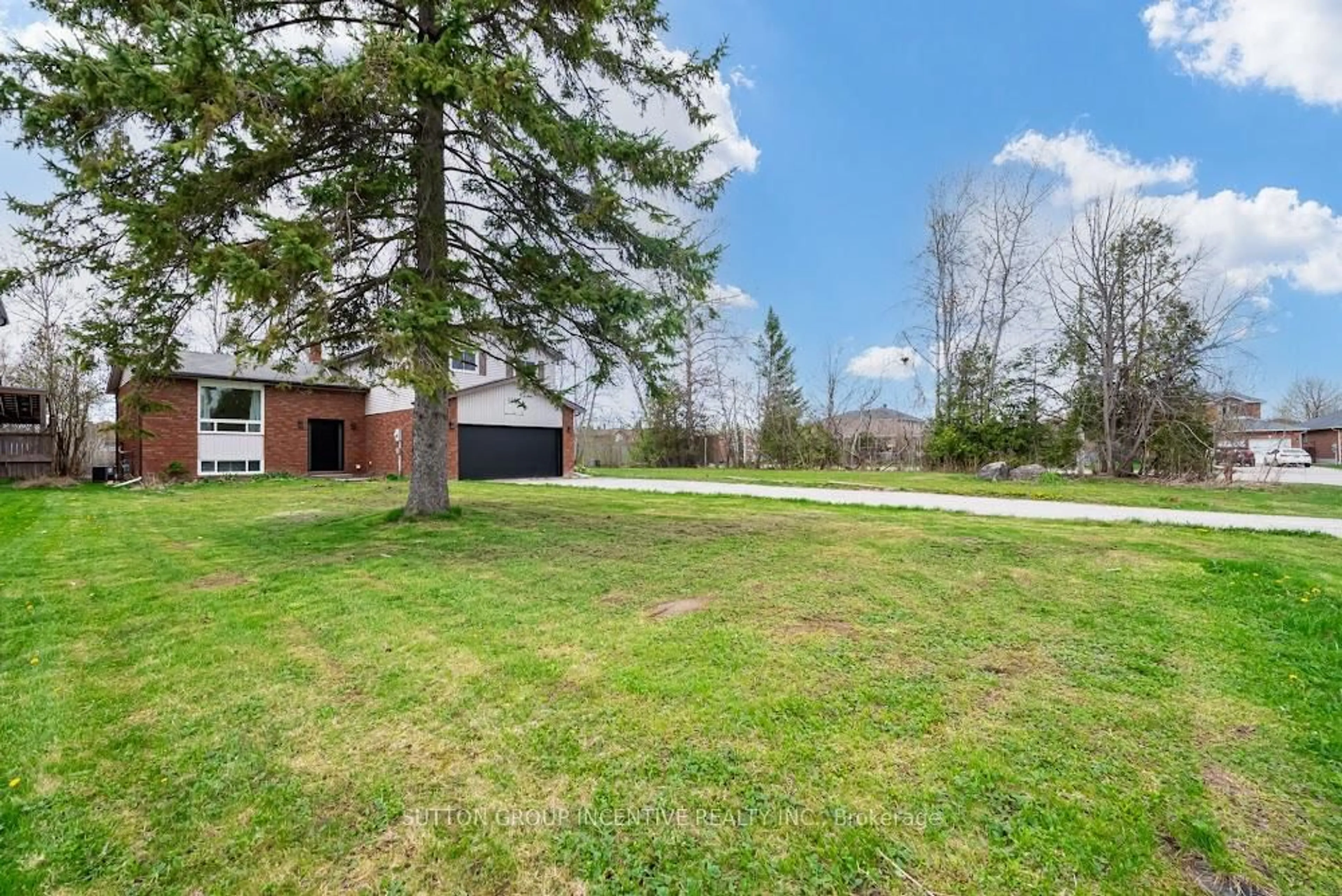 A pic from outside/outdoor area/front of a property/back of a property/a pic from drone, unknown for 2252 Richard St, Innisfil Ontario L9S 2C5