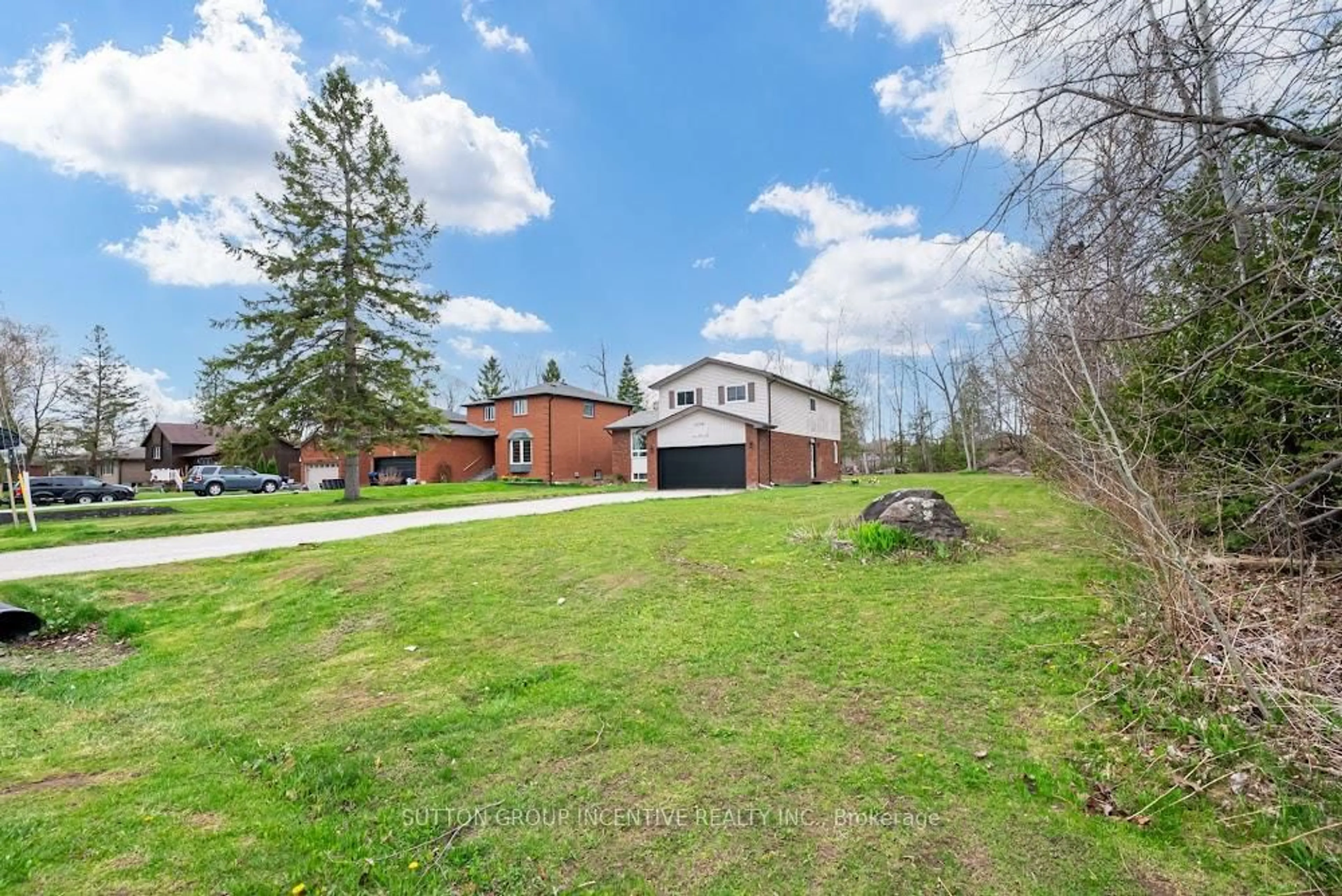 A pic from outside/outdoor area/front of a property/back of a property/a pic from drone, unknown for 2252 Richard St, Innisfil Ontario L9S 2C5