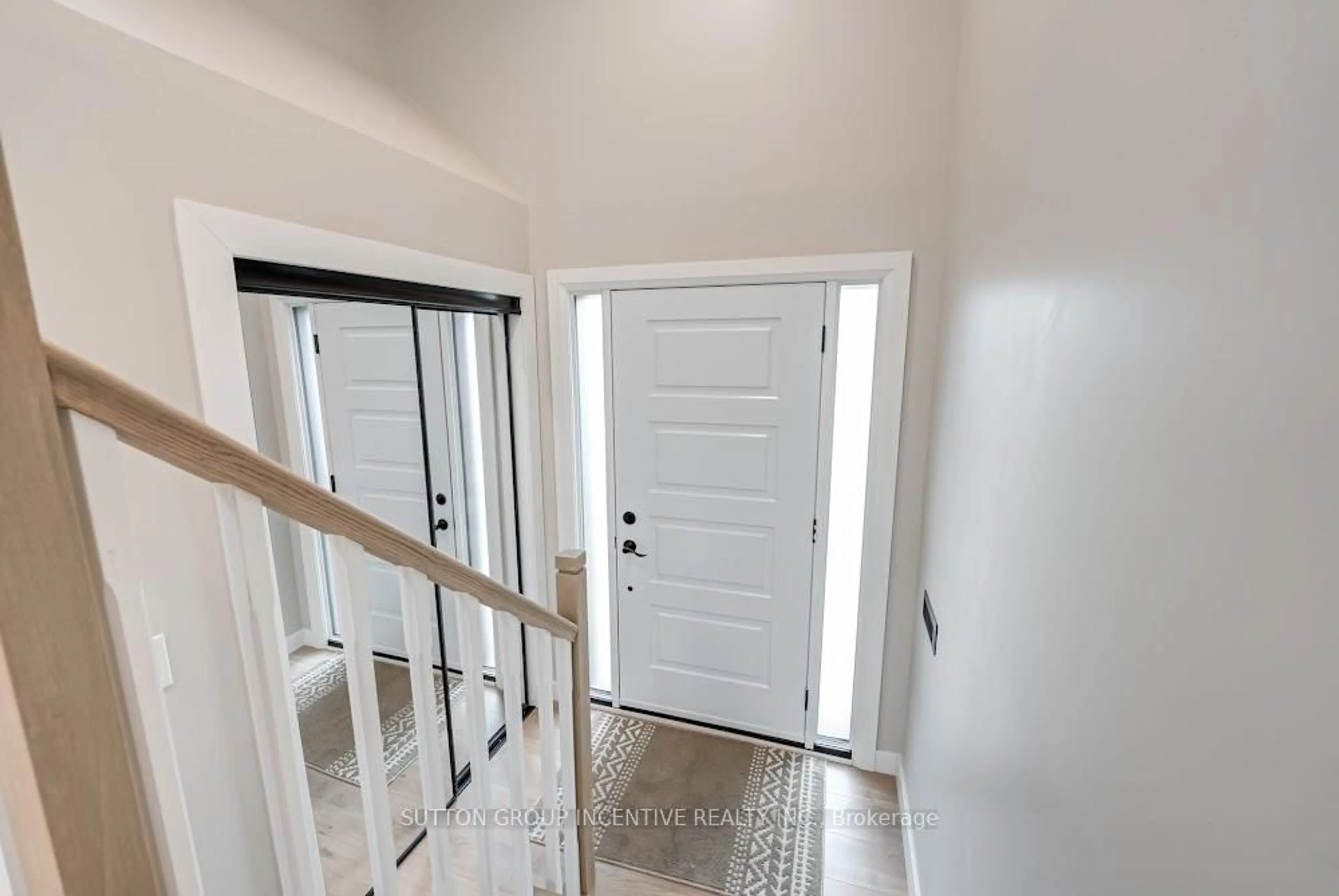 Indoor entryway for 2252 Richard St, Innisfil Ontario L9S 2C5