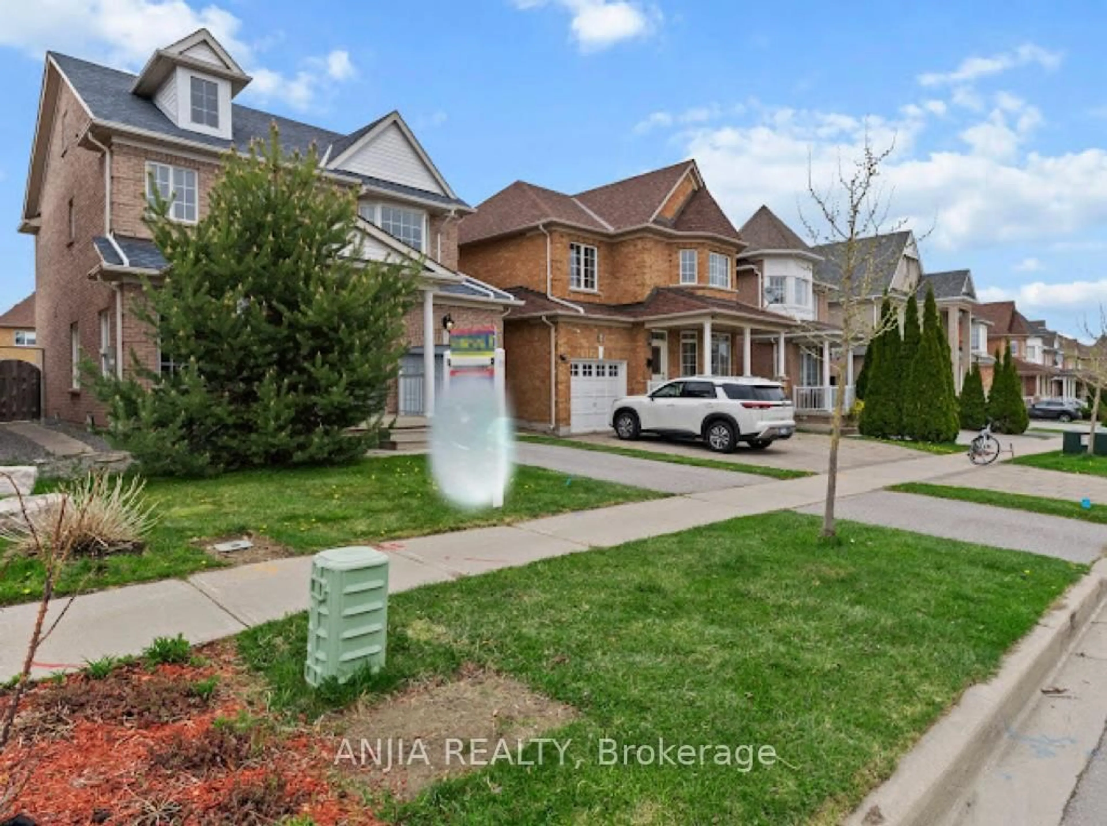 A pic from outside/outdoor area/front of a property/back of a property/a pic from drone, street for 6 Elmrill Rd, Markham Ontario L6C 2N8