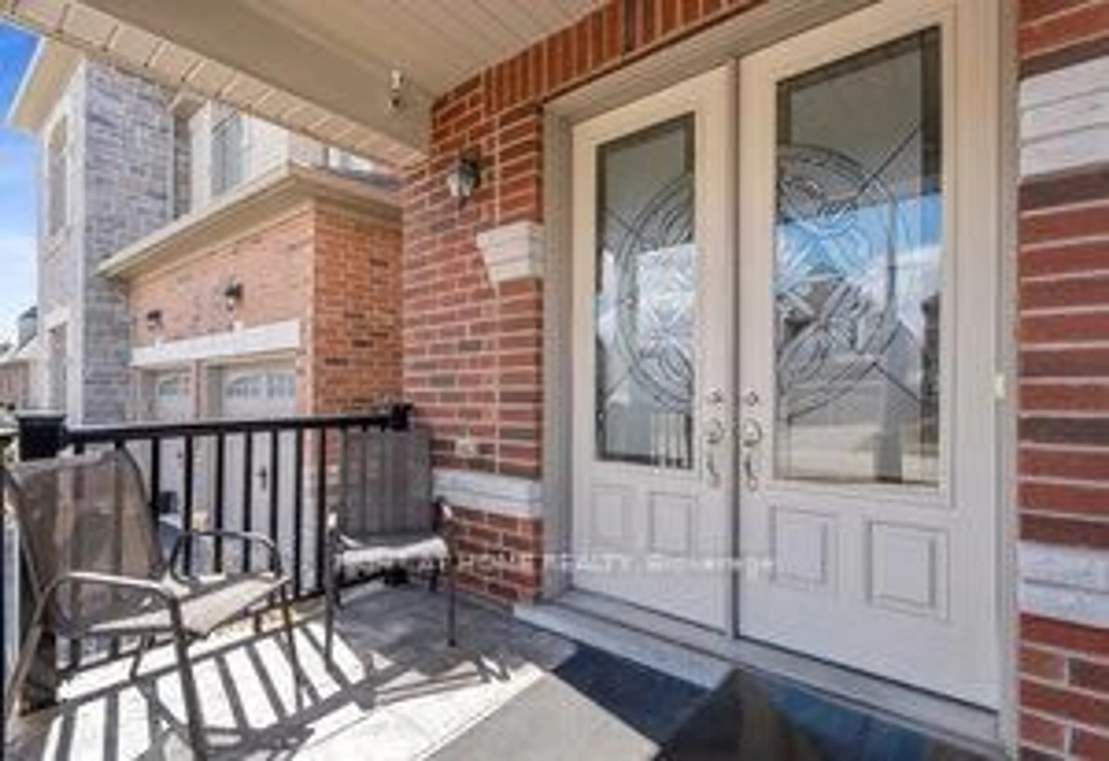 Indoor entryway for 669 Sweetwater Cres, Newmarket Ontario L3X 0H6