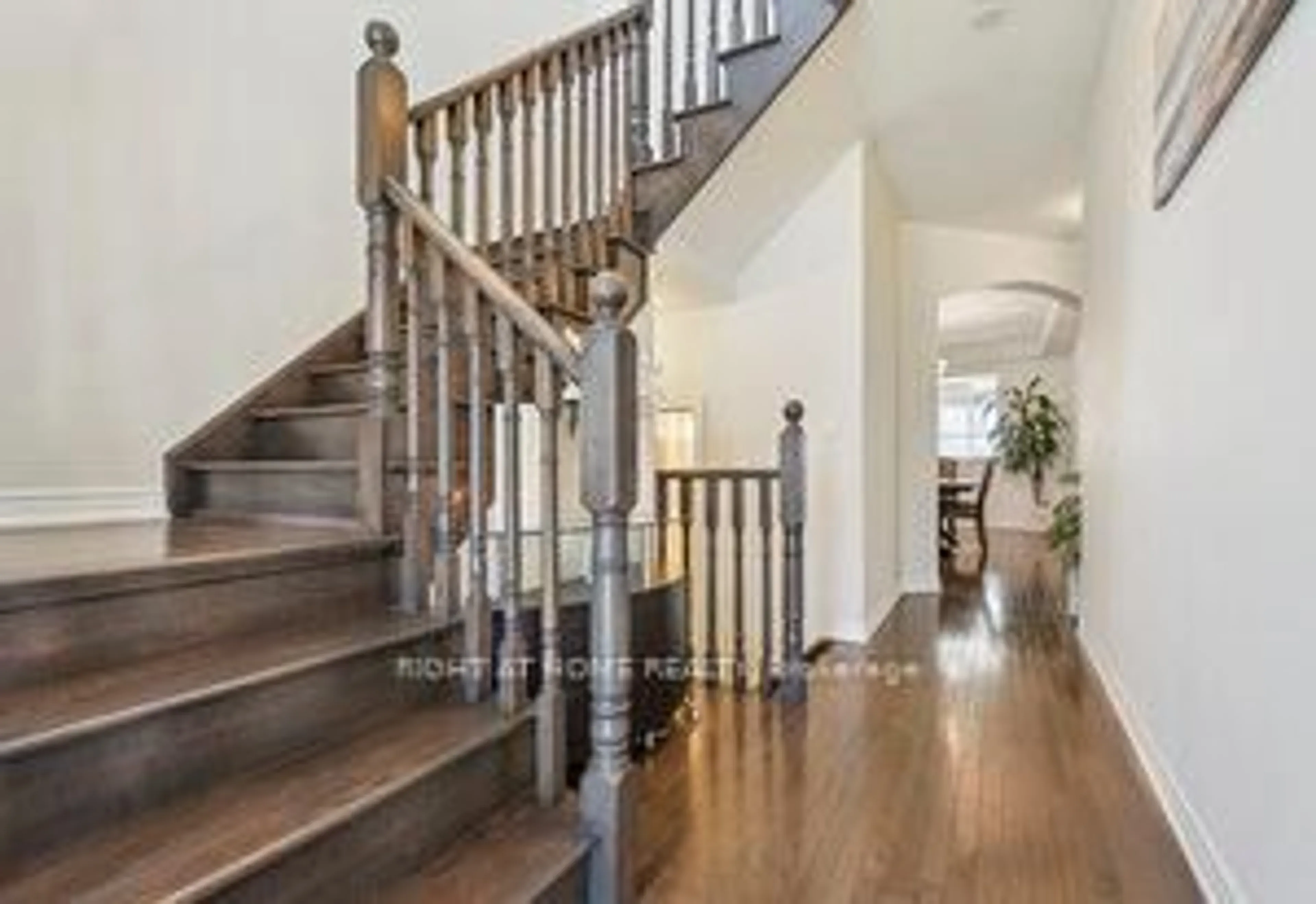 Stairs for 669 Sweetwater Cres, Newmarket Ontario L3X 0H6