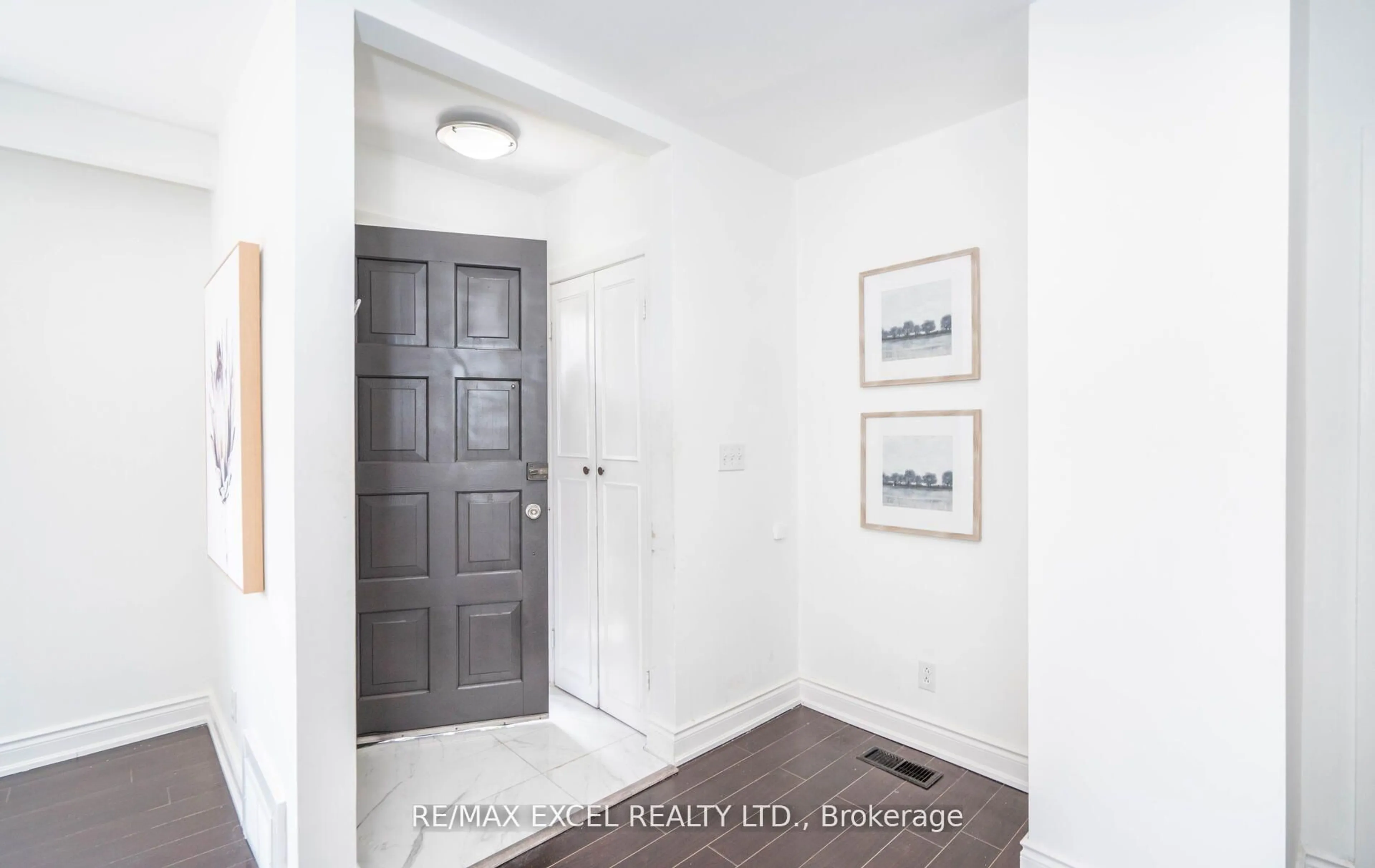 Indoor entryway for 104 Highland Park Blvd, Markham Ontario L3T 1B7