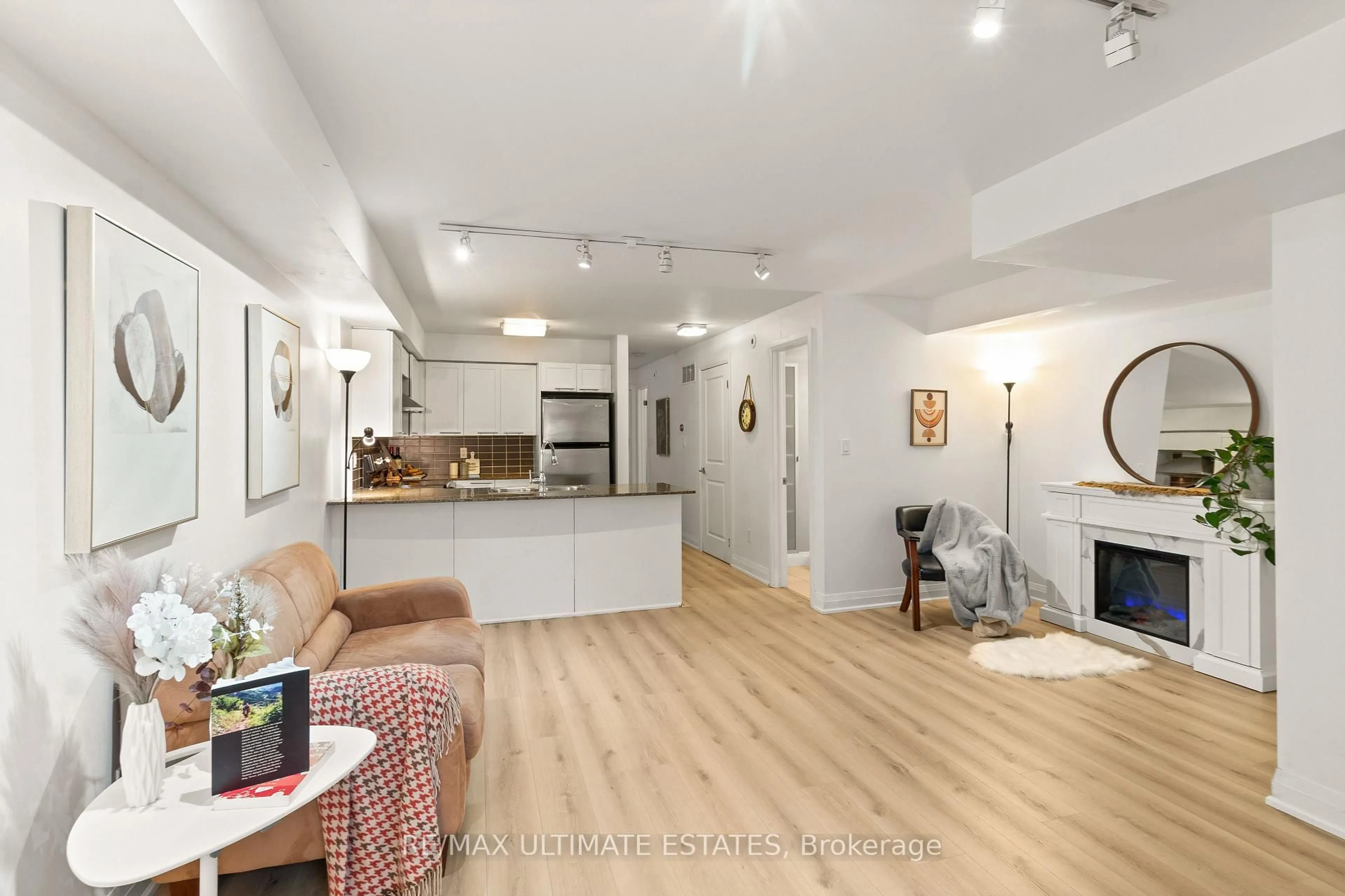 Unknown for 318 John St #123, Markham Ontario L3T 0B1