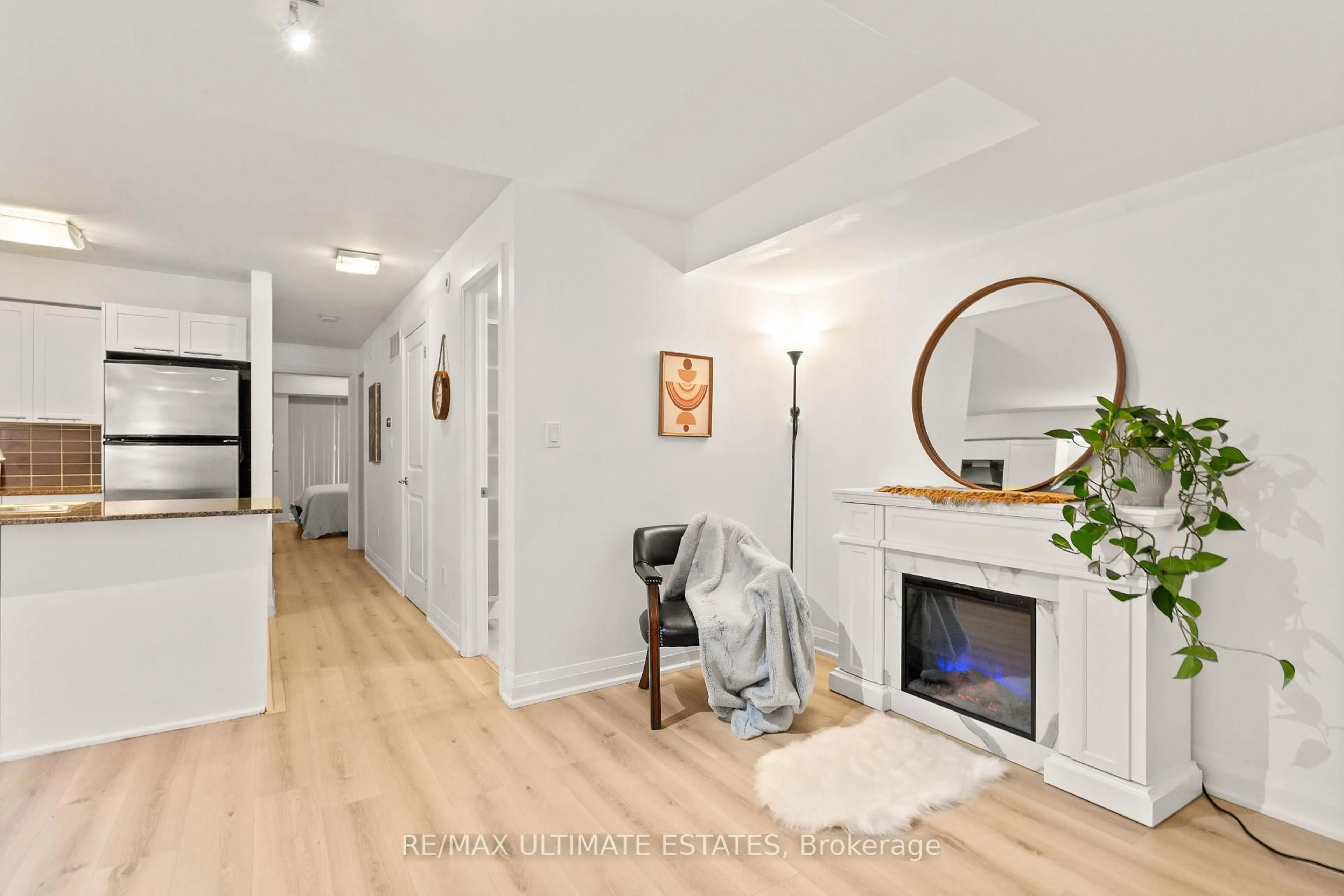 Indoor entryway for 318 John St #123, Markham Ontario L3T 0B1