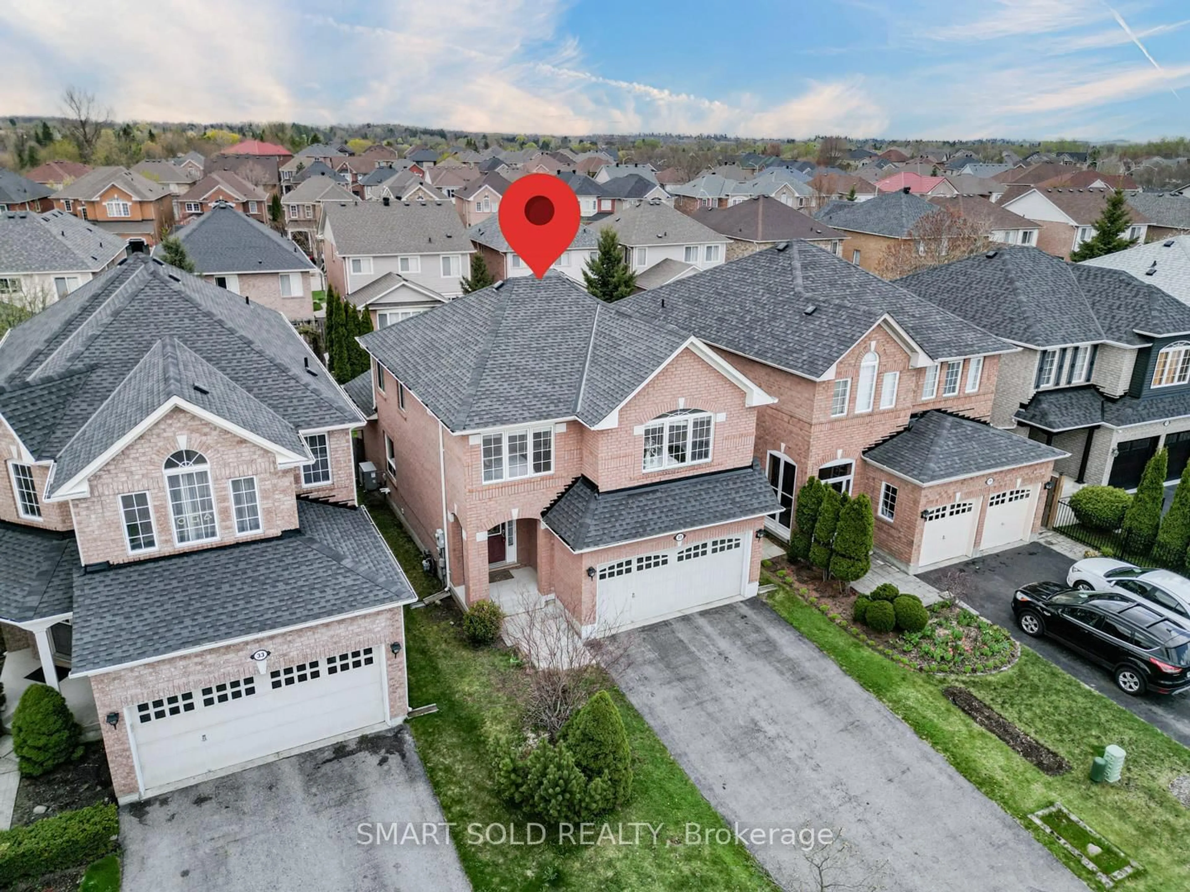 A pic from outside/outdoor area/front of a property/back of a property/a pic from drone, street for 31 Fitzwilliam Ave, Richmond Hill Ontario L4E 4N8