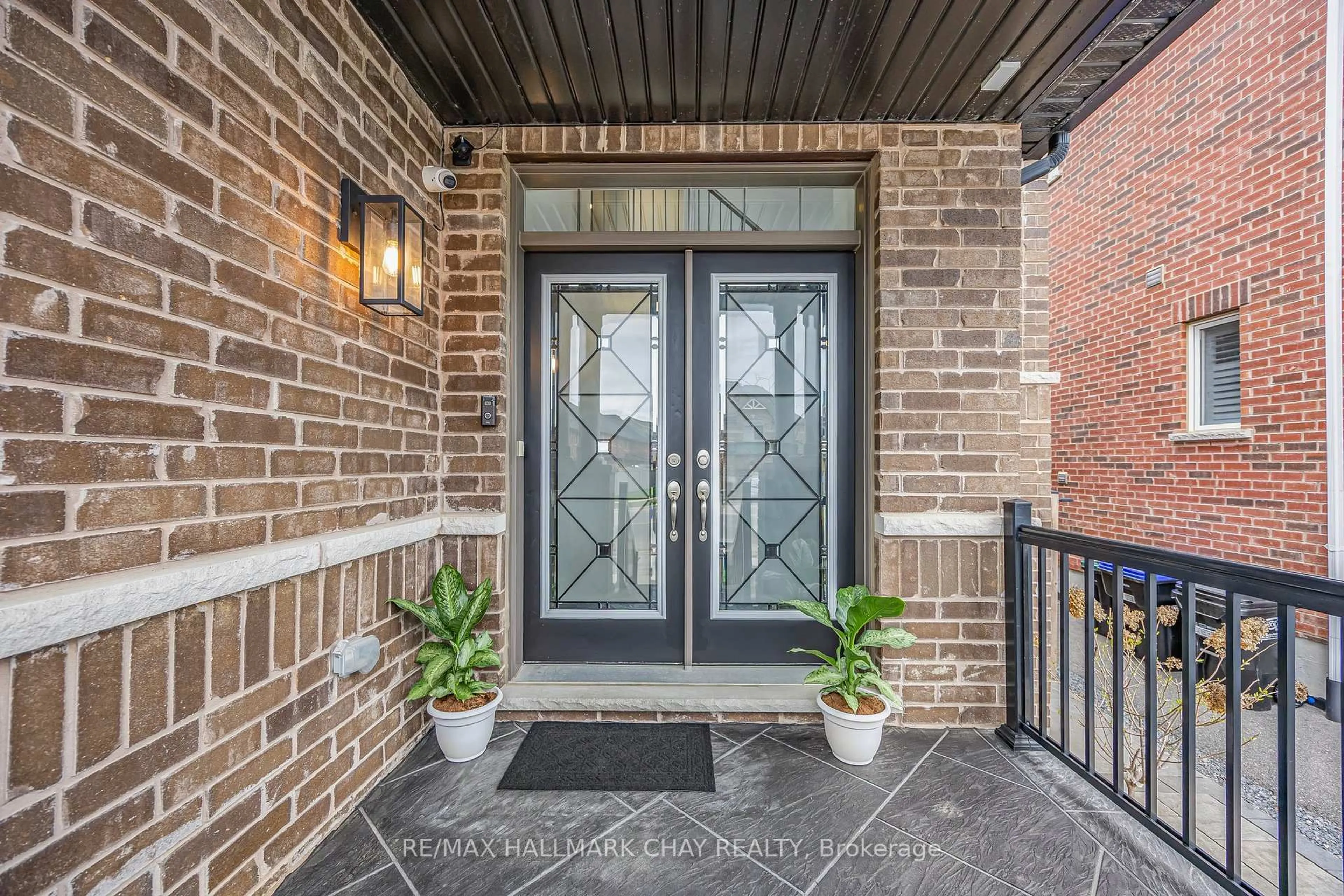 Indoor entryway for 2040 Webster Blvd, Innisfil Ontario L9S 0K8
