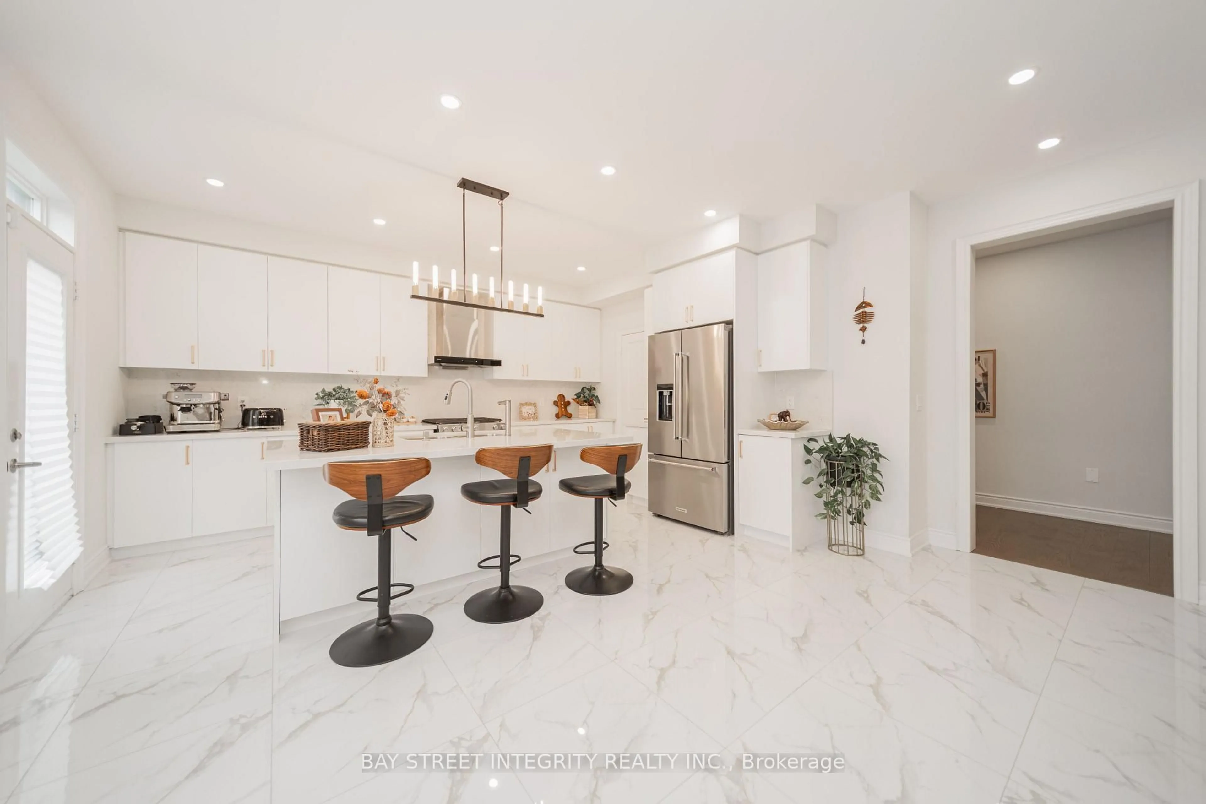 Open concept kitchen, ceramic/tile floor for 147 Prairie Rose Dr, Richmond Hill Ontario L4S 0M9